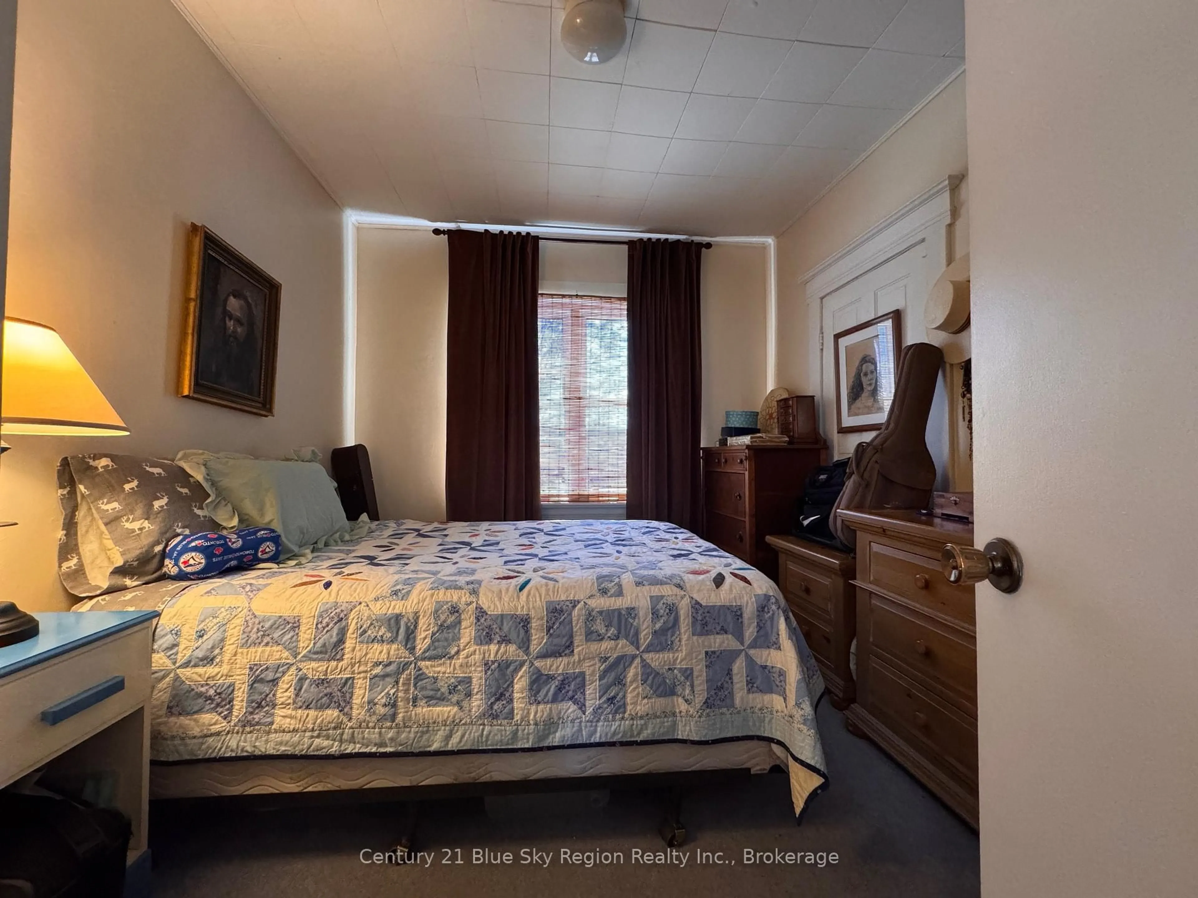 A pic of a room for 832 Main St, North Bay Ontario P1B 2V9