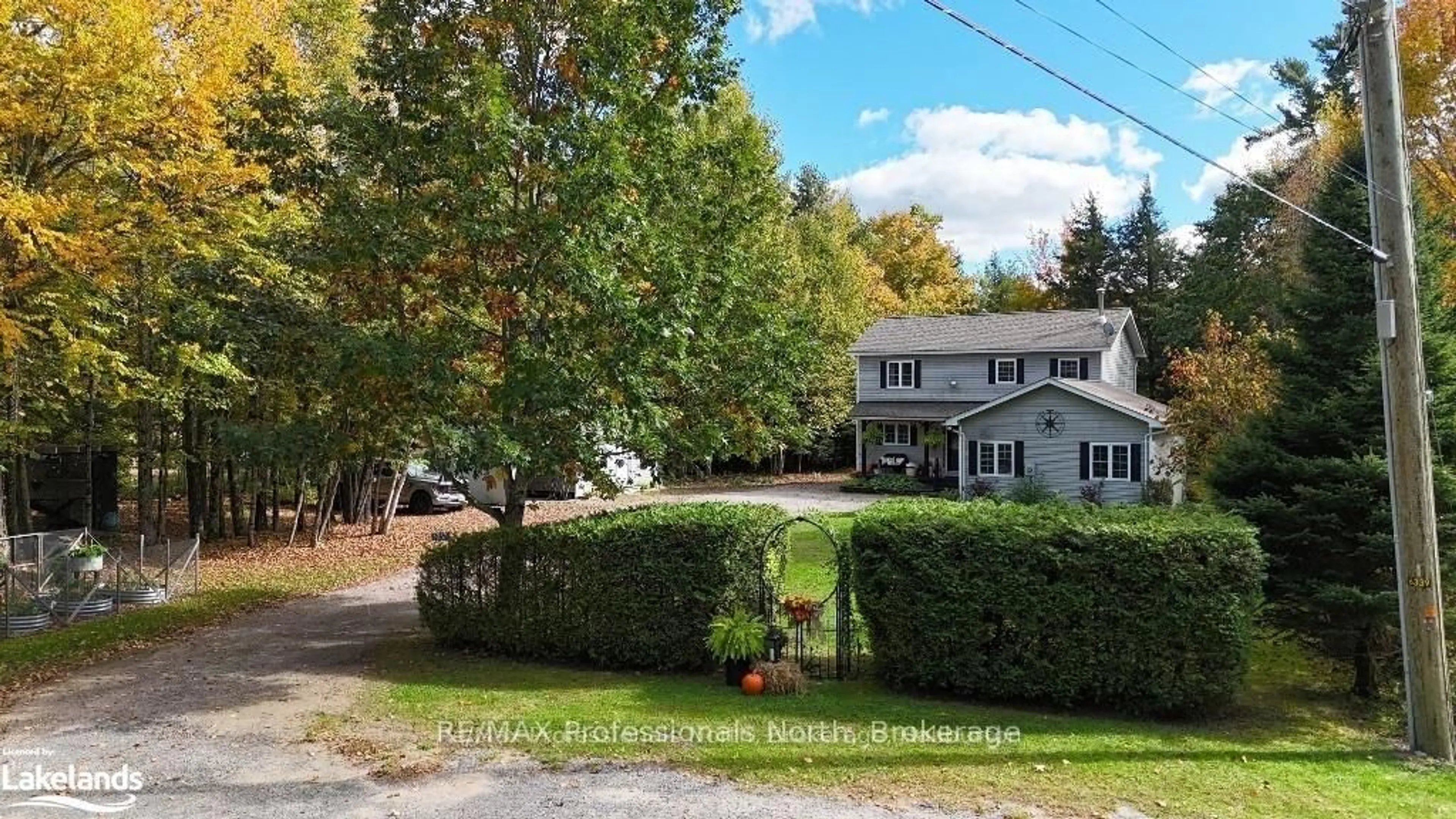 A pic from outside/outdoor area/front of a property/back of a property/a pic from drone, street for 1057 Suburban Crt, Dysart et al Ontario K0M 2S0