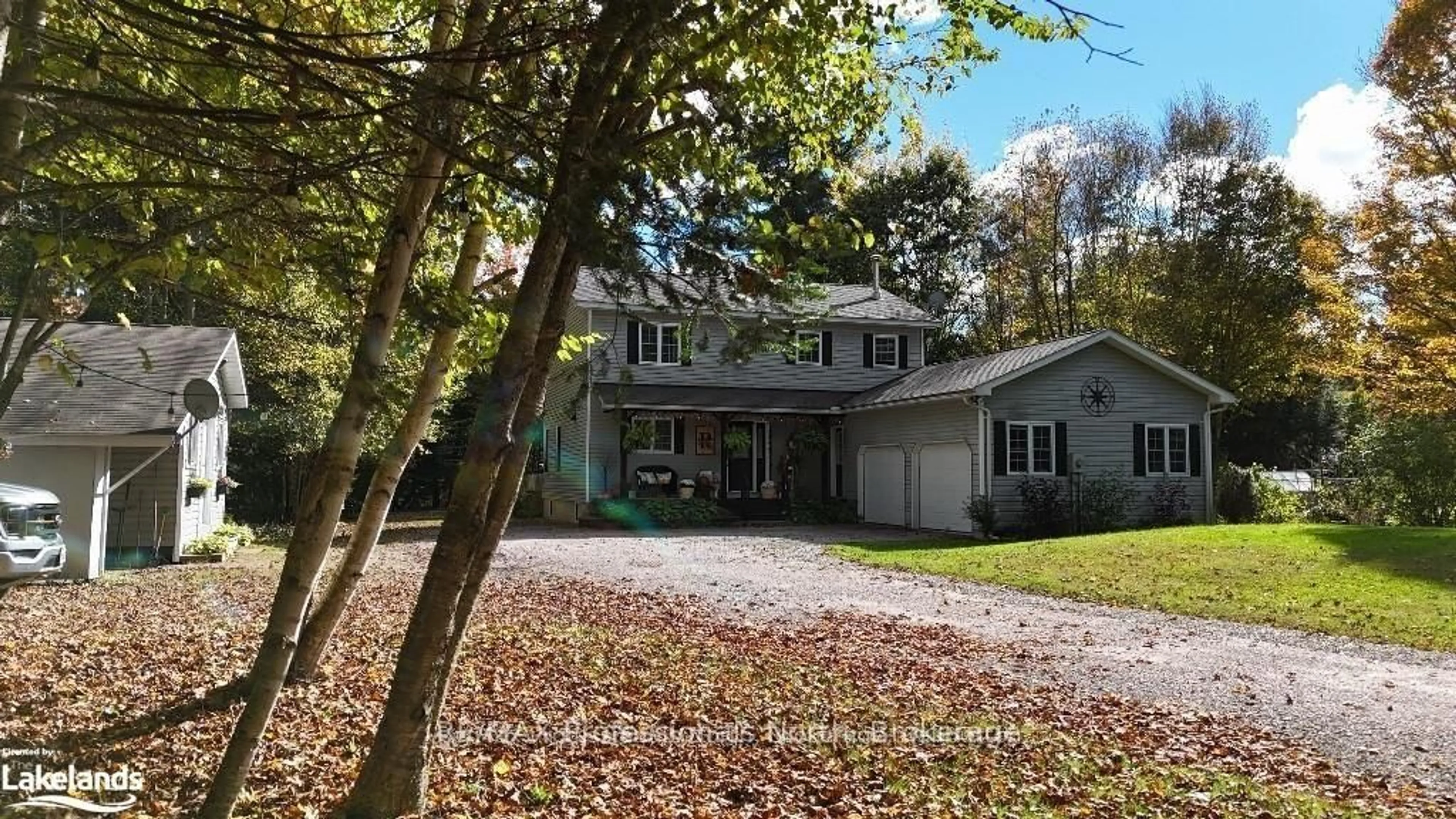 A pic from outside/outdoor area/front of a property/back of a property/a pic from drone, street for 1057 Suburban Crt, Dysart et al Ontario K0M 2S0
