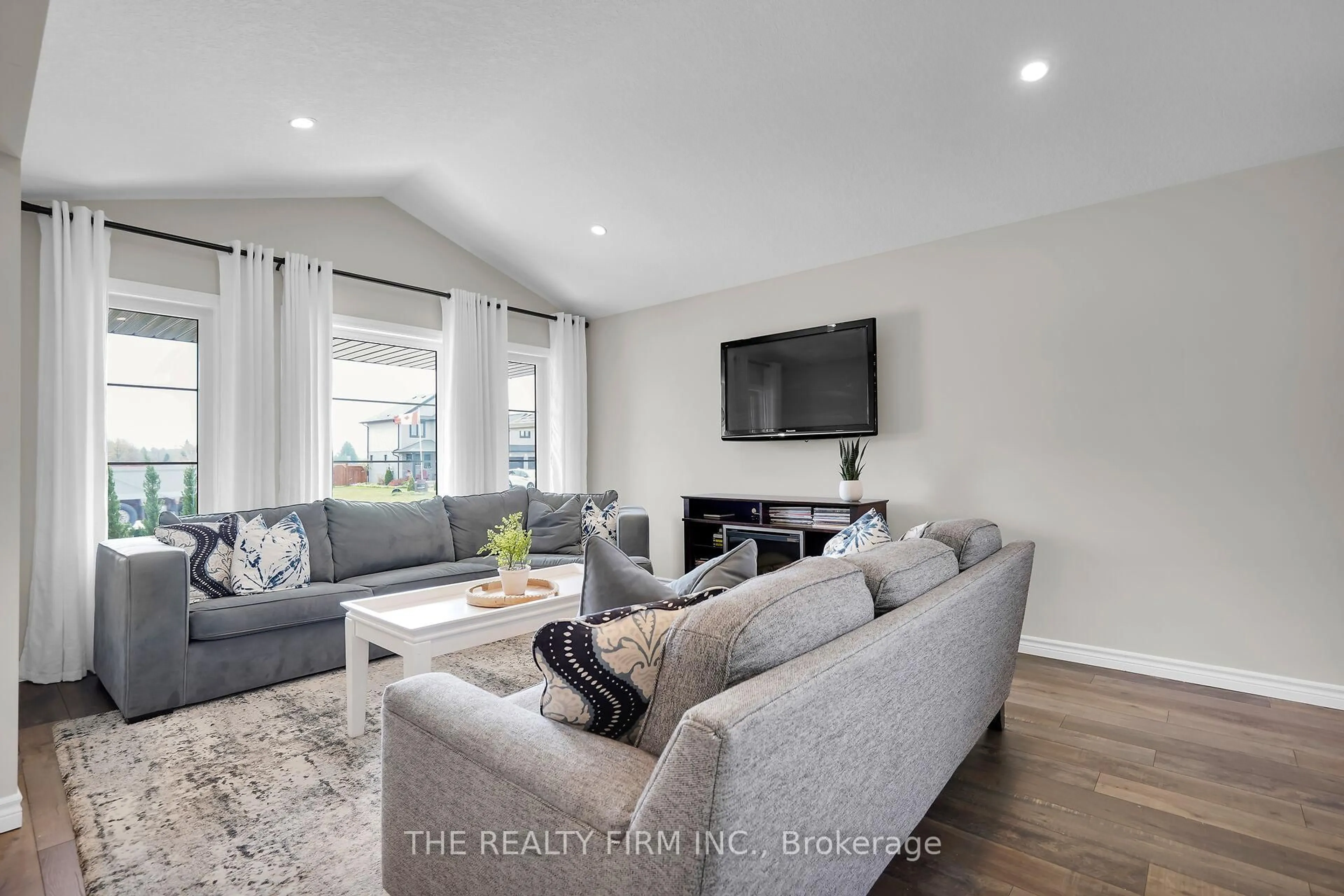 Living room with furniture, unknown for 15 Glenwood St, St. Thomas Ontario N5R 0G9