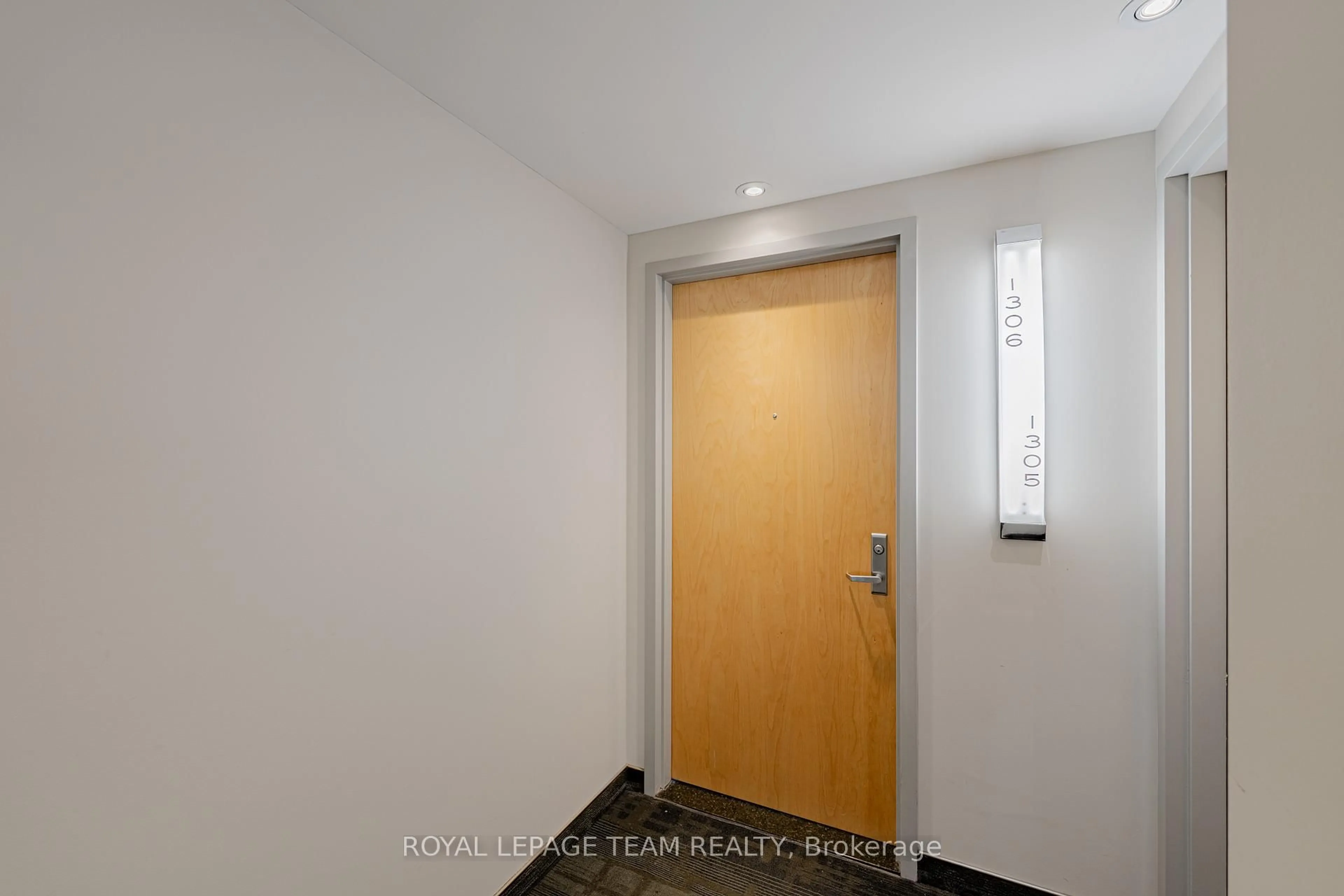 Indoor entryway for 40 Nepean St #1306, Ottawa Ontario K2P 0X5