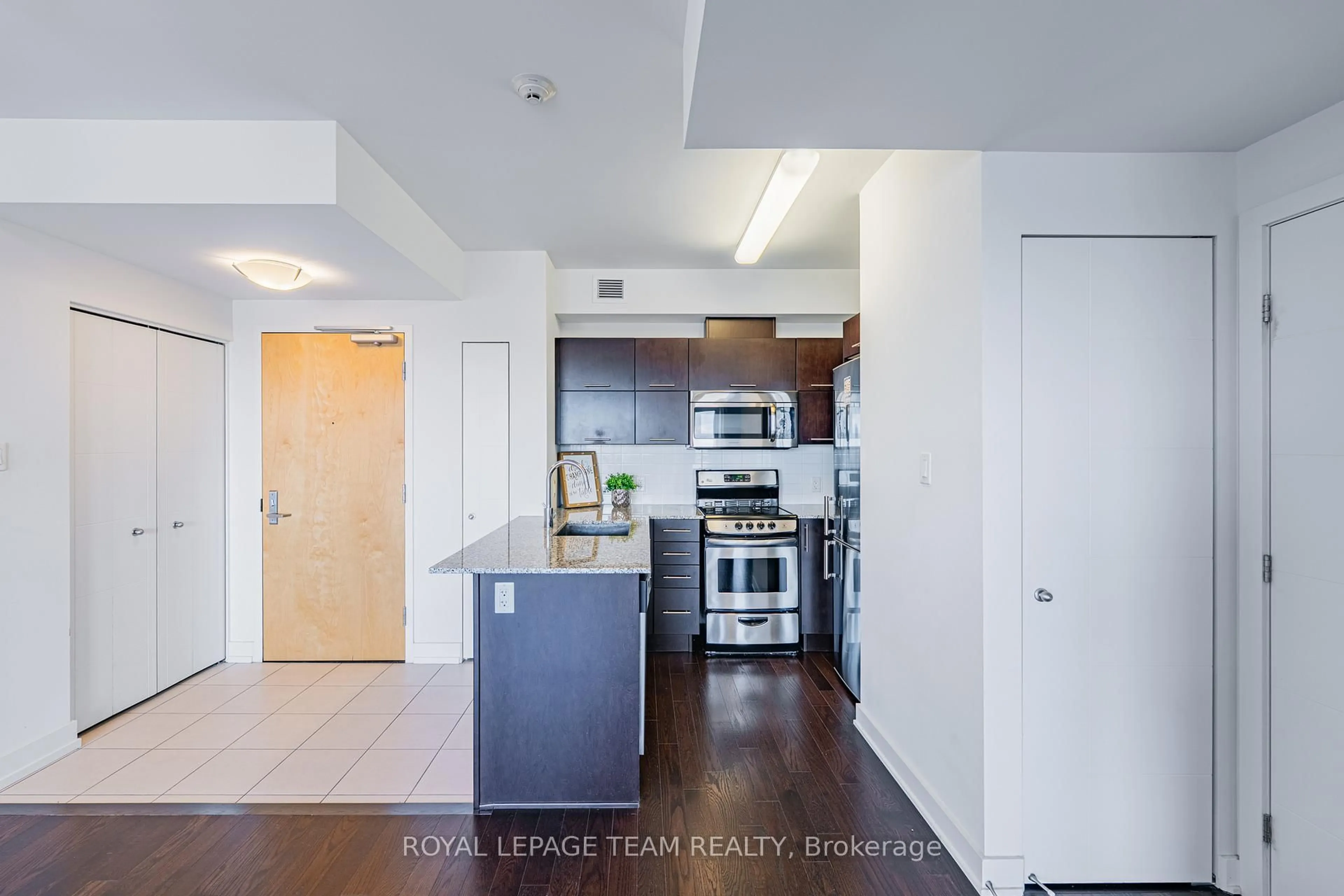 Standard kitchen, unknown for 40 Nepean St #1306, Ottawa Ontario K2P 0X5