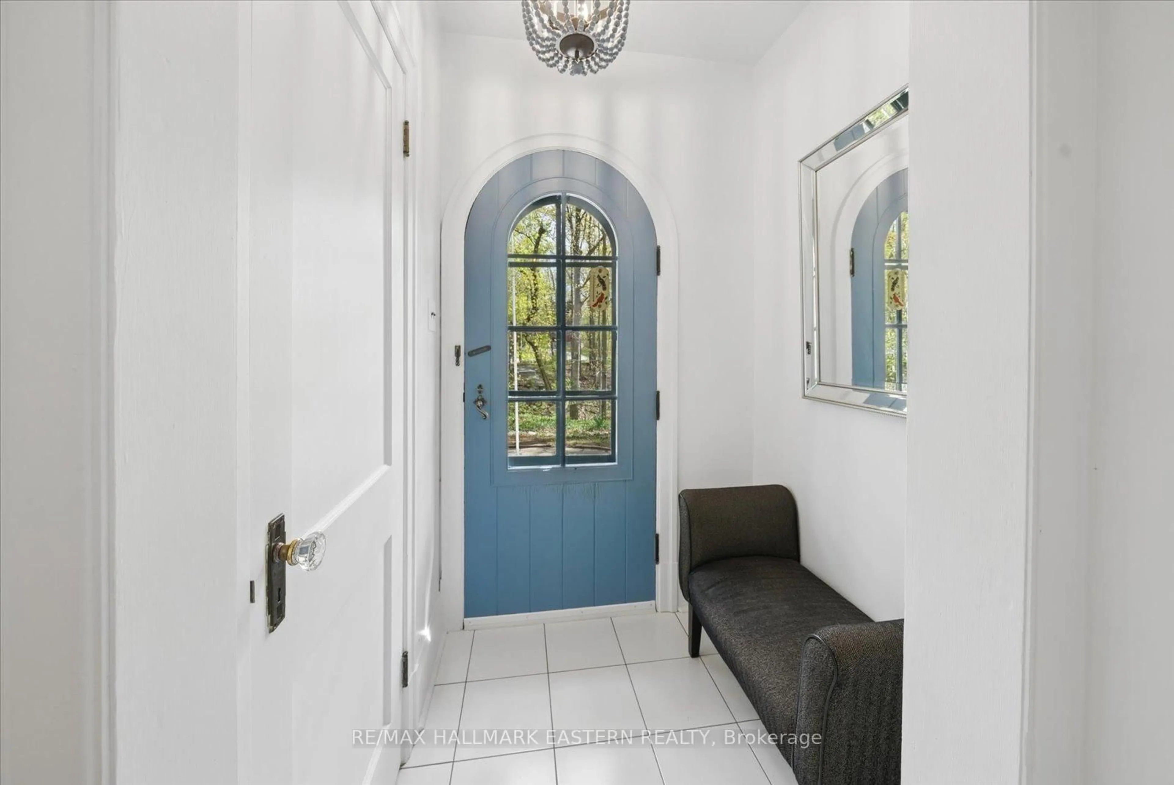 Indoor entryway for 301 Engleburn Ave, Peterborough Ontario K9H 1S8