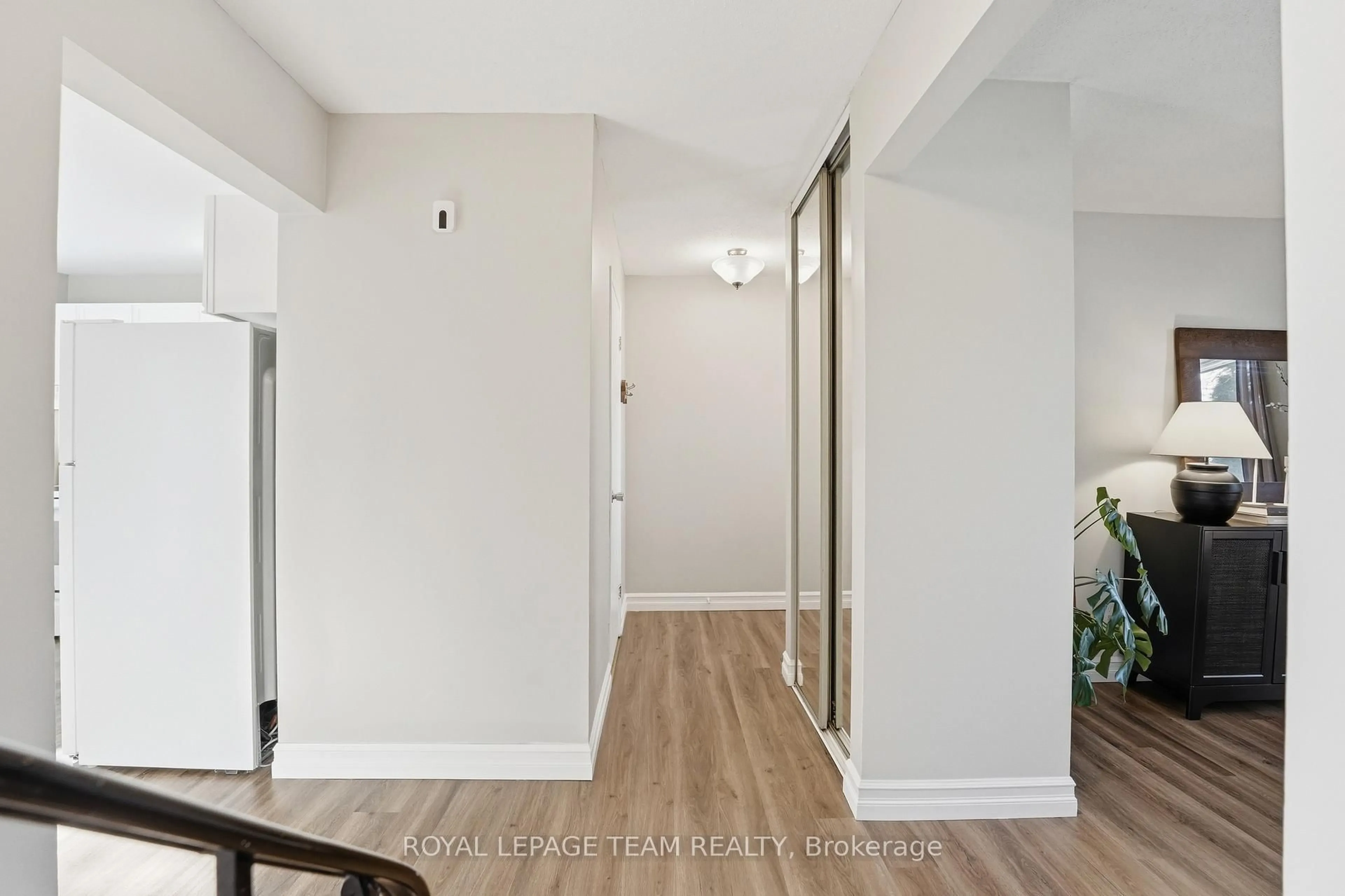 Indoor entryway for 67 Castlefrank Rd, Ottawa Ontario K2L 2E6