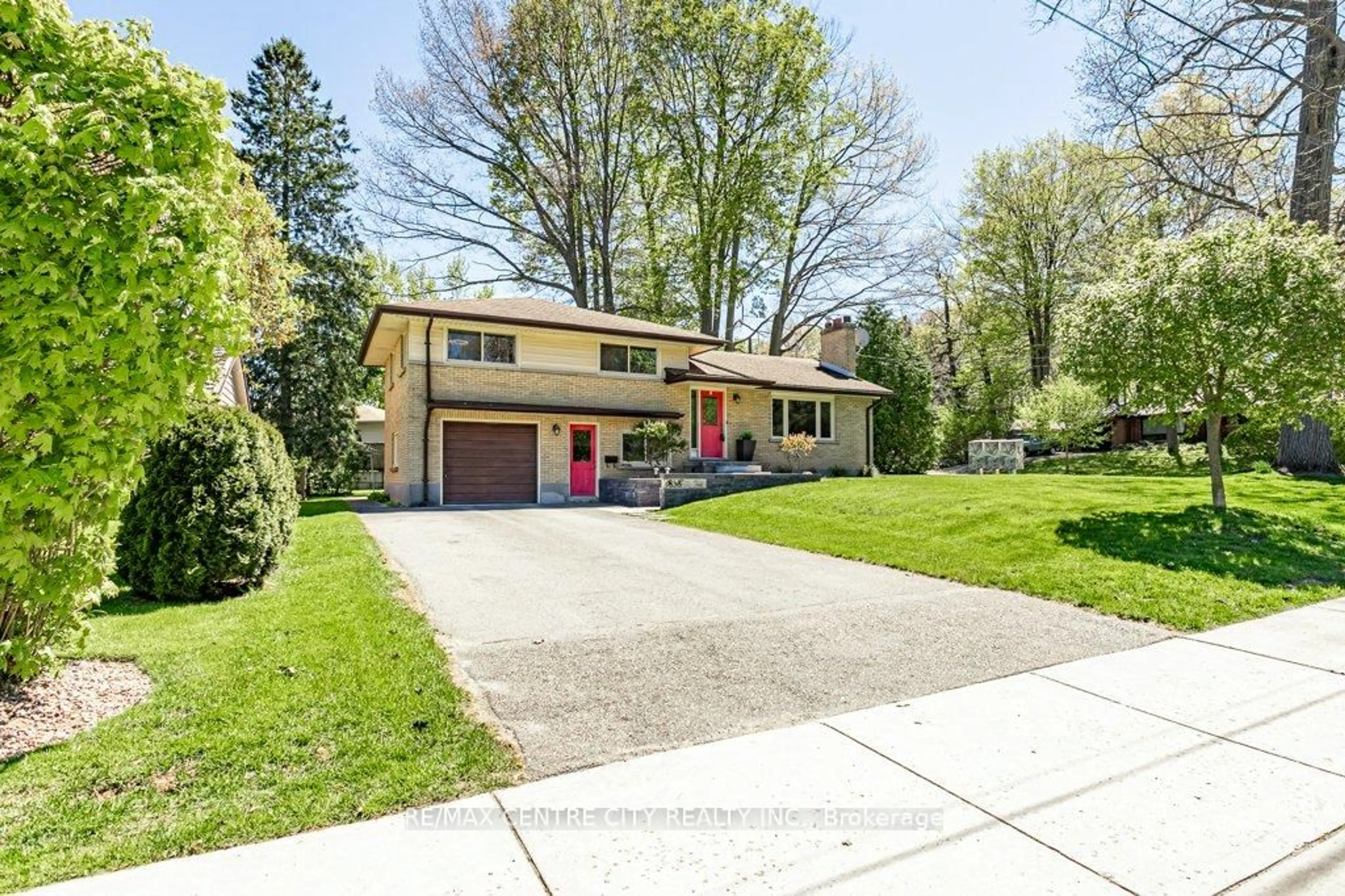 Unknown for 858 Hickory Rd, London North Ontario N6H 2V4
