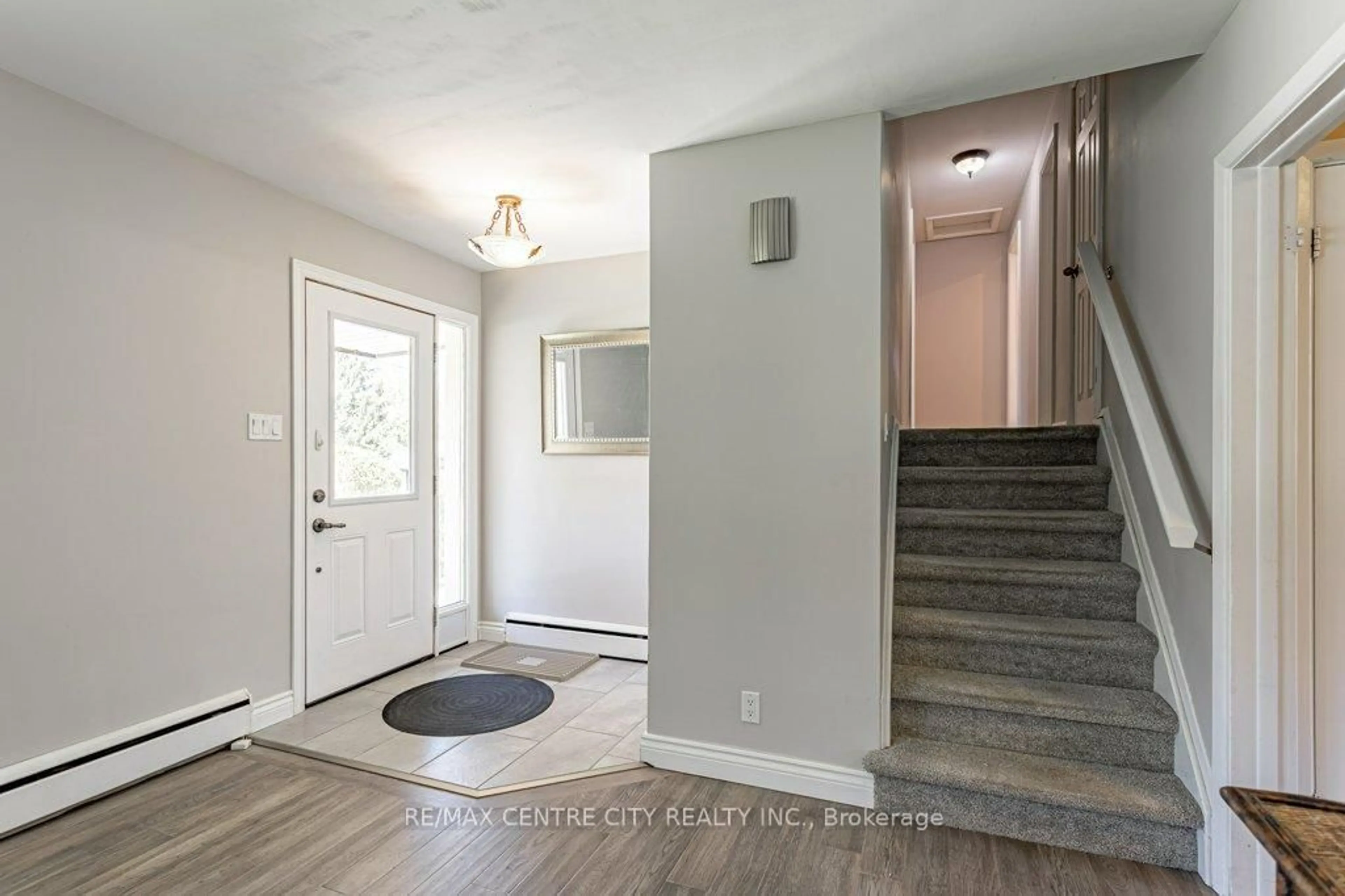 Indoor entryway for 858 Hickory Rd, London North Ontario N6H 2V4