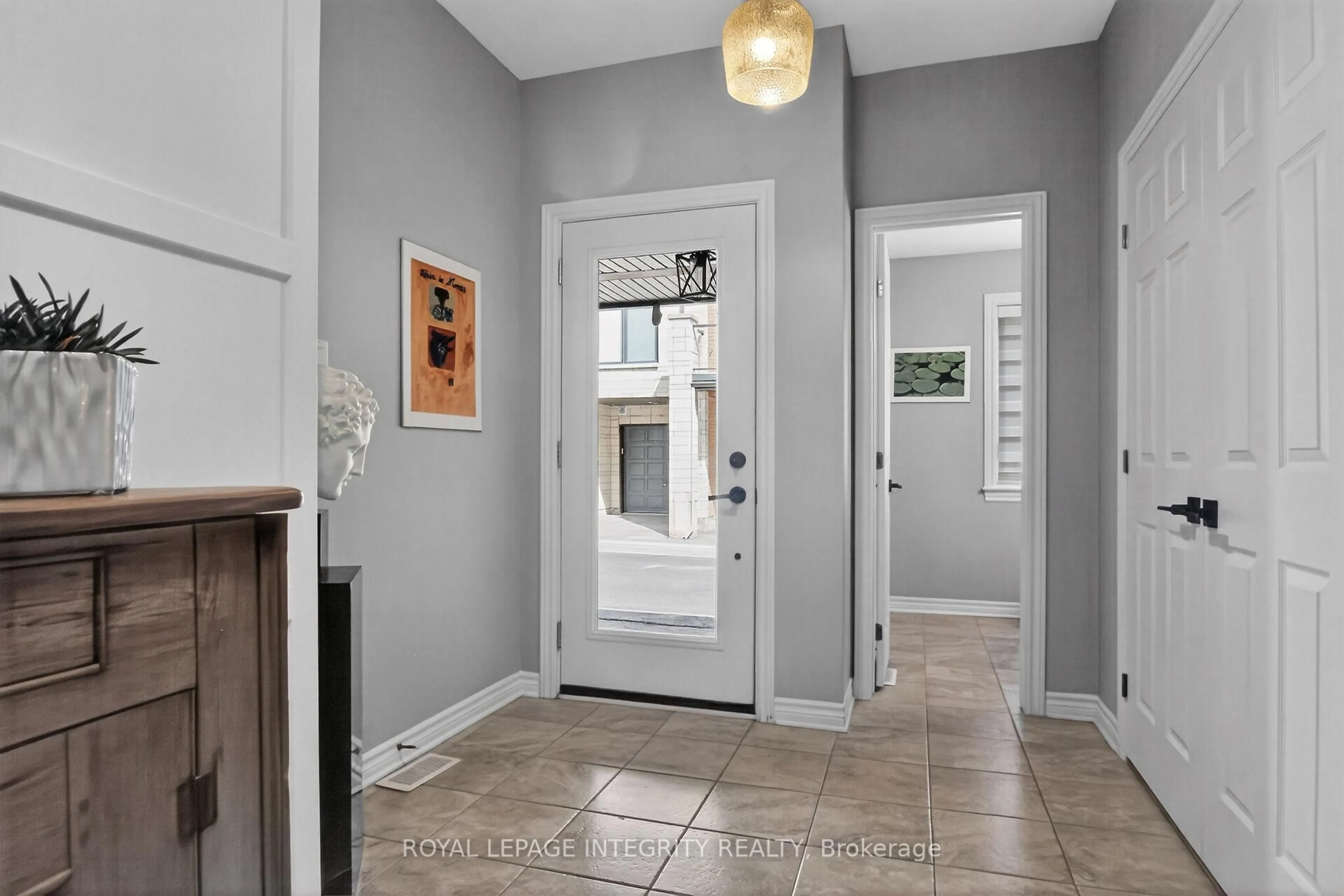 Indoor entryway for 608 Chaperal Private, Ottawa Ontario K4A 0Y2