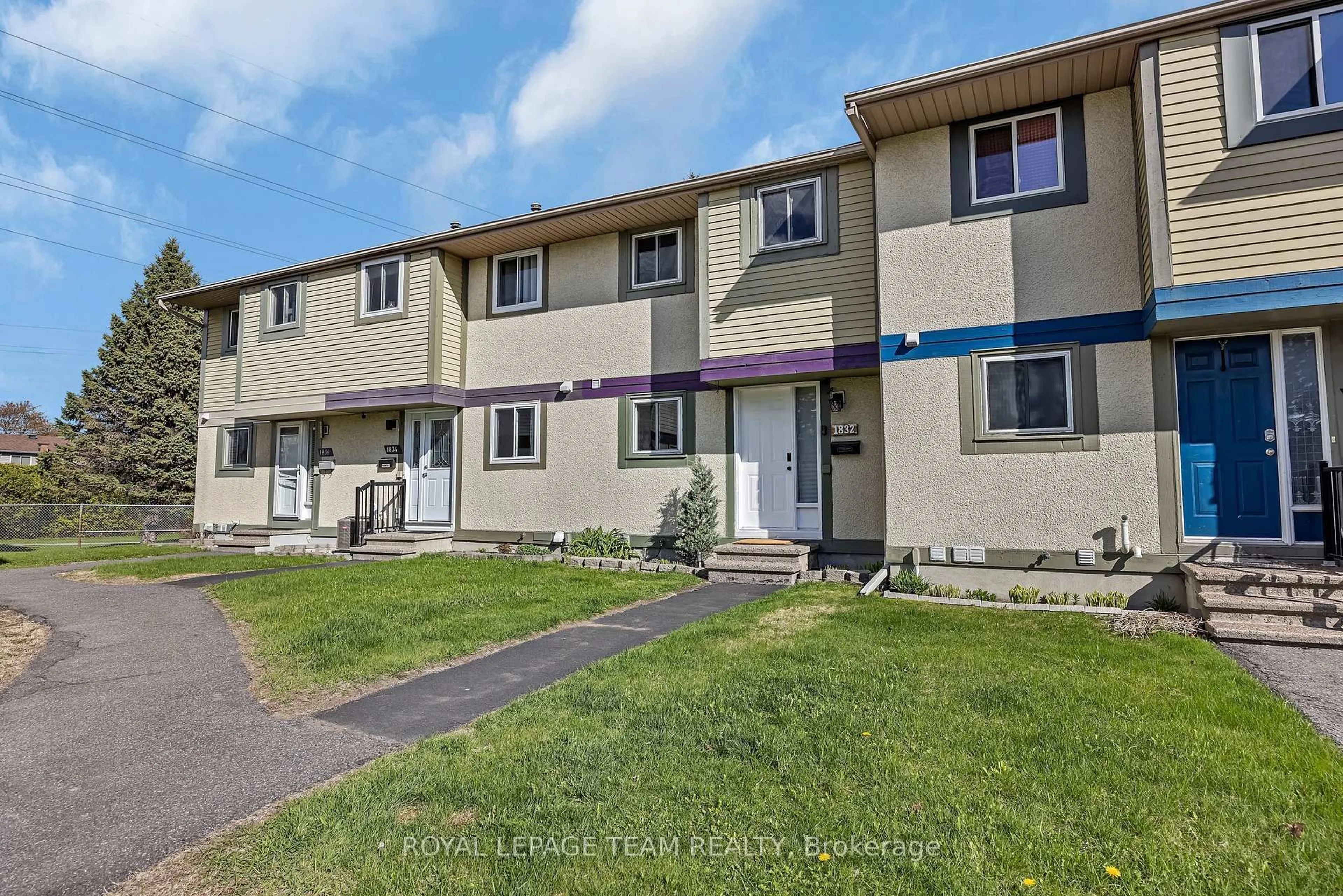 A pic from outside/outdoor area/front of a property/back of a property/a pic from drone, street for 1832 Stonehenge Cres, Ottawa Ontario K1B 4Z9