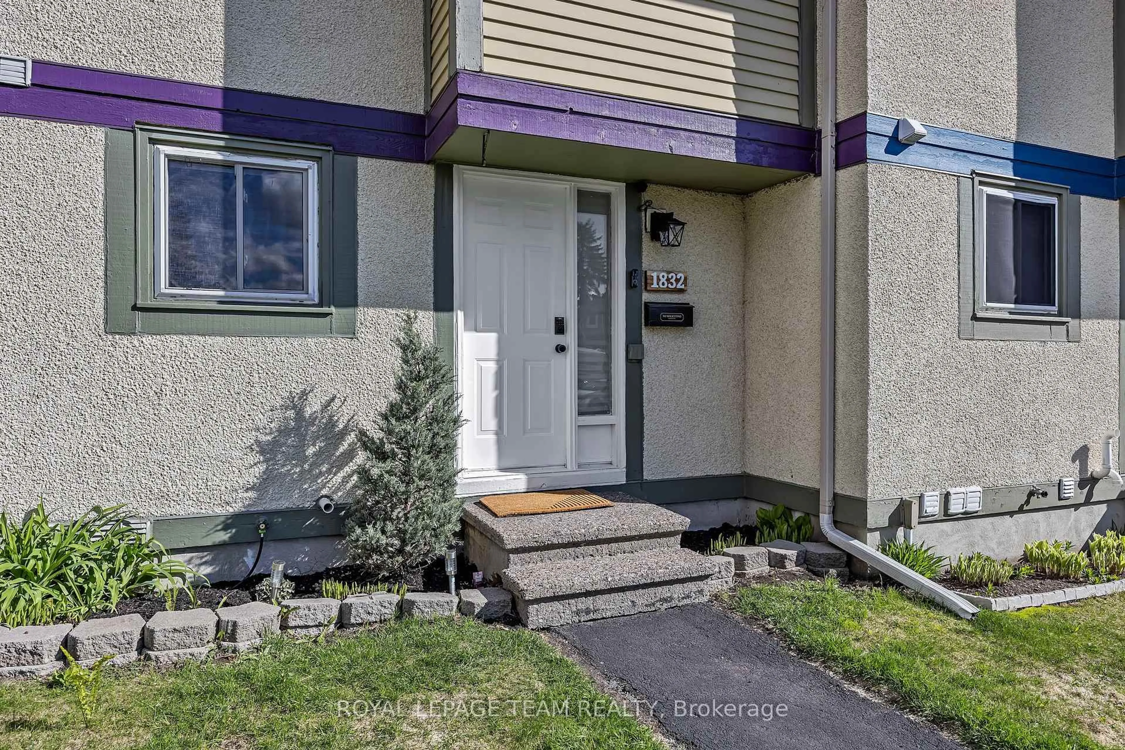Indoor entryway for 1832 Stonehenge Cres, Ottawa Ontario K1B 4Z9
