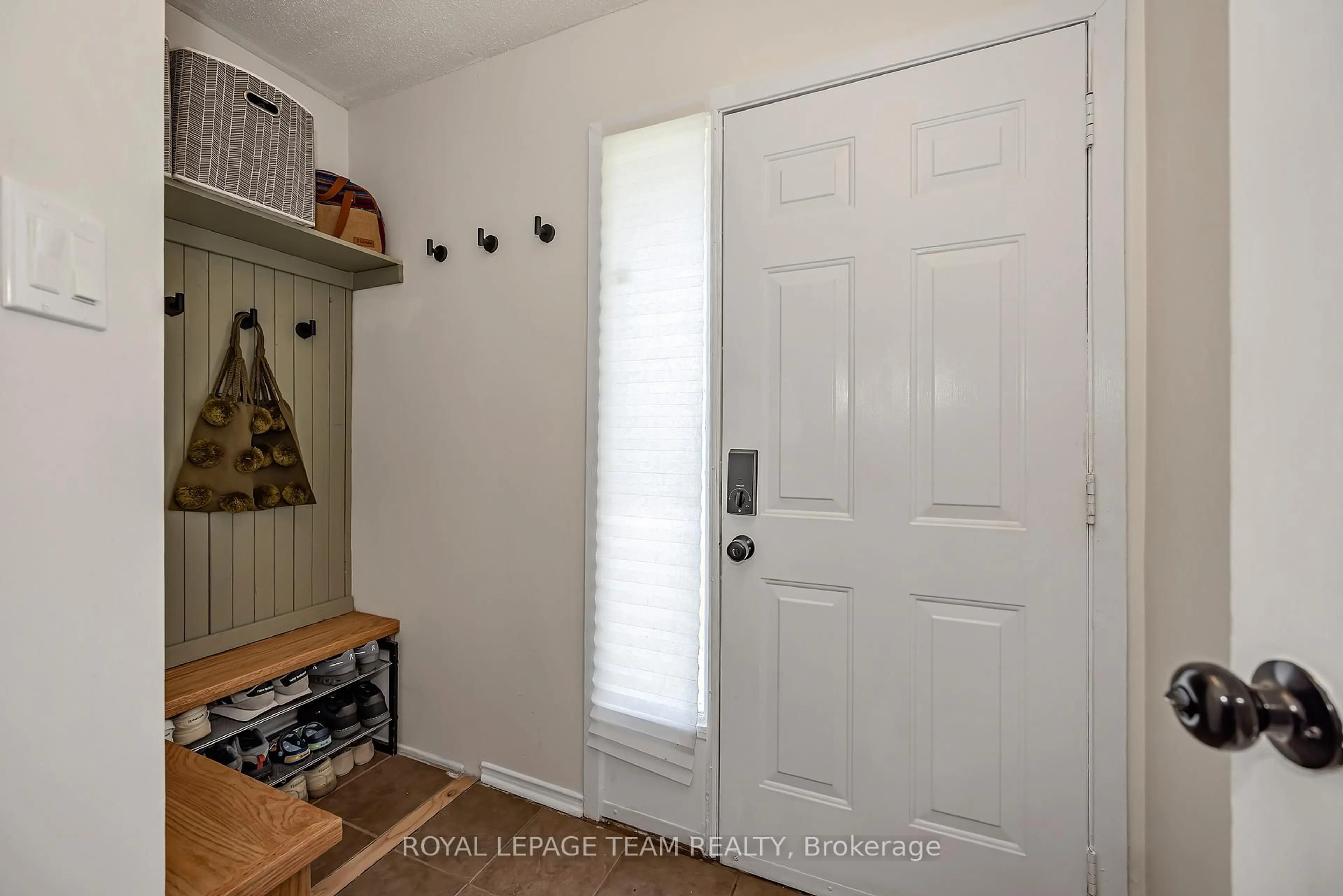 Indoor entryway for 1832 Stonehenge Cres, Ottawa Ontario K1B 4Z9