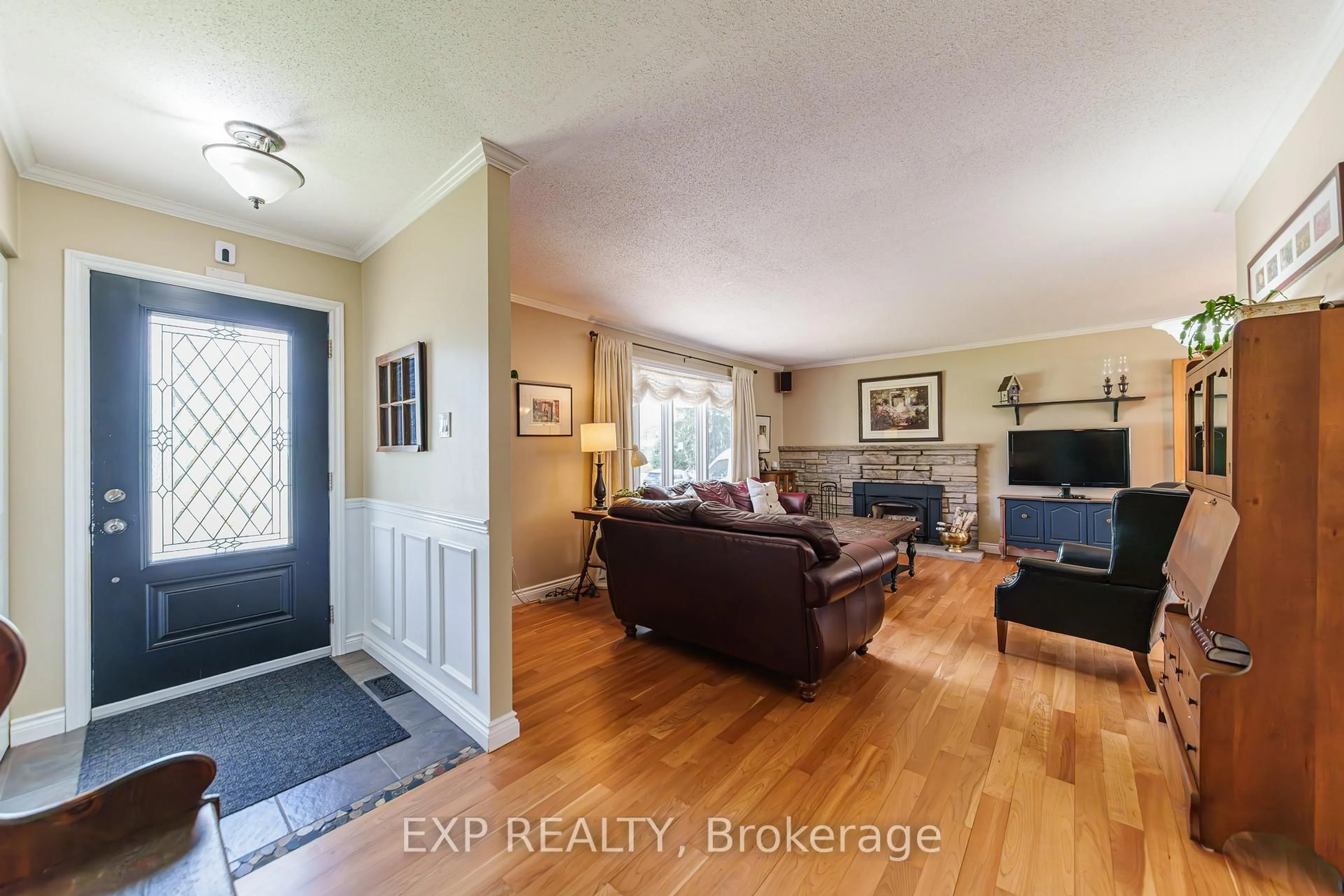 Living room with furniture, unknown for 49 Parkmount Cres, Ottawa Ontario K2H 5T3