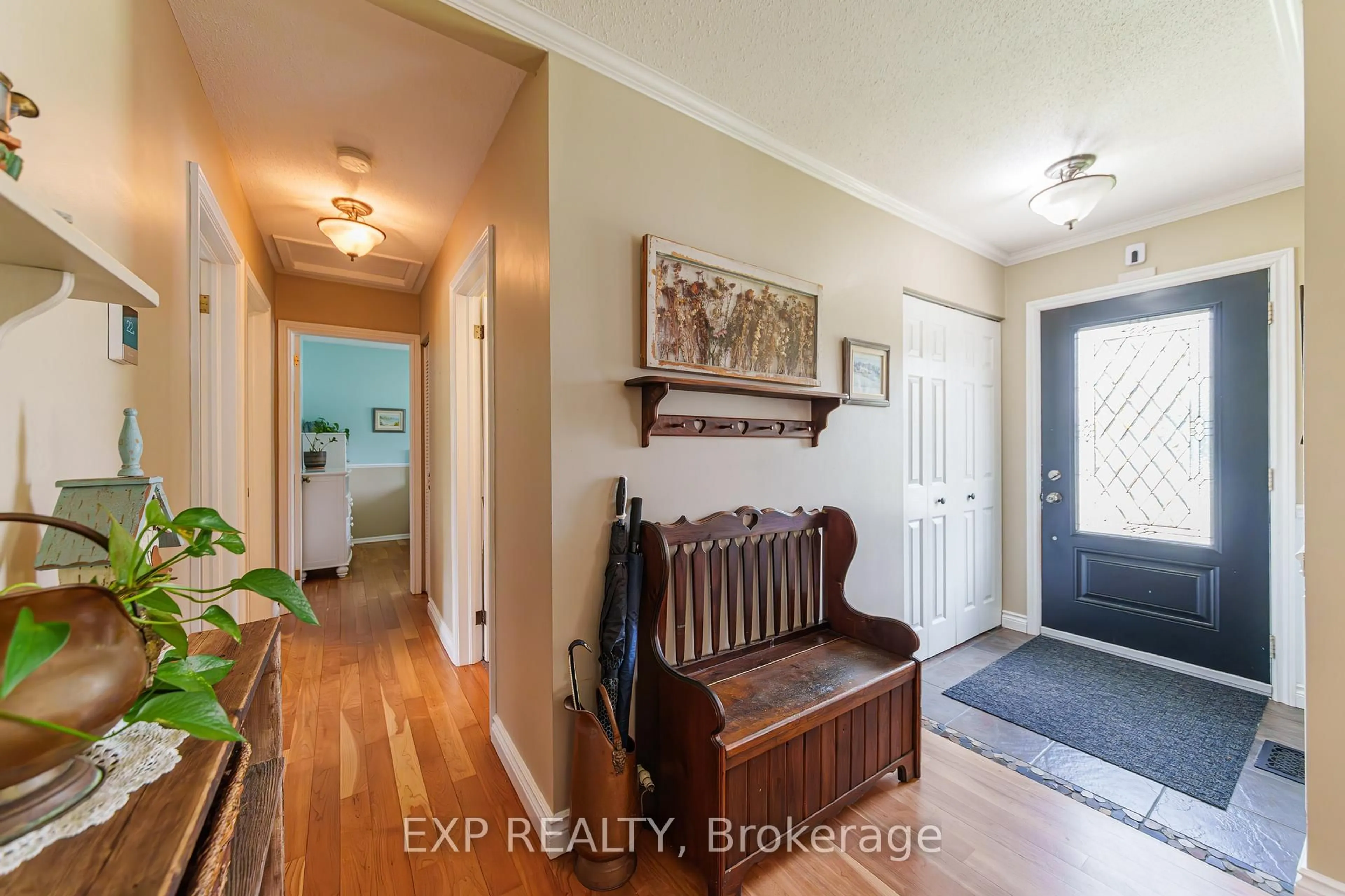 Indoor entryway for 49 Parkmount Cres, Ottawa Ontario K2H 5T3