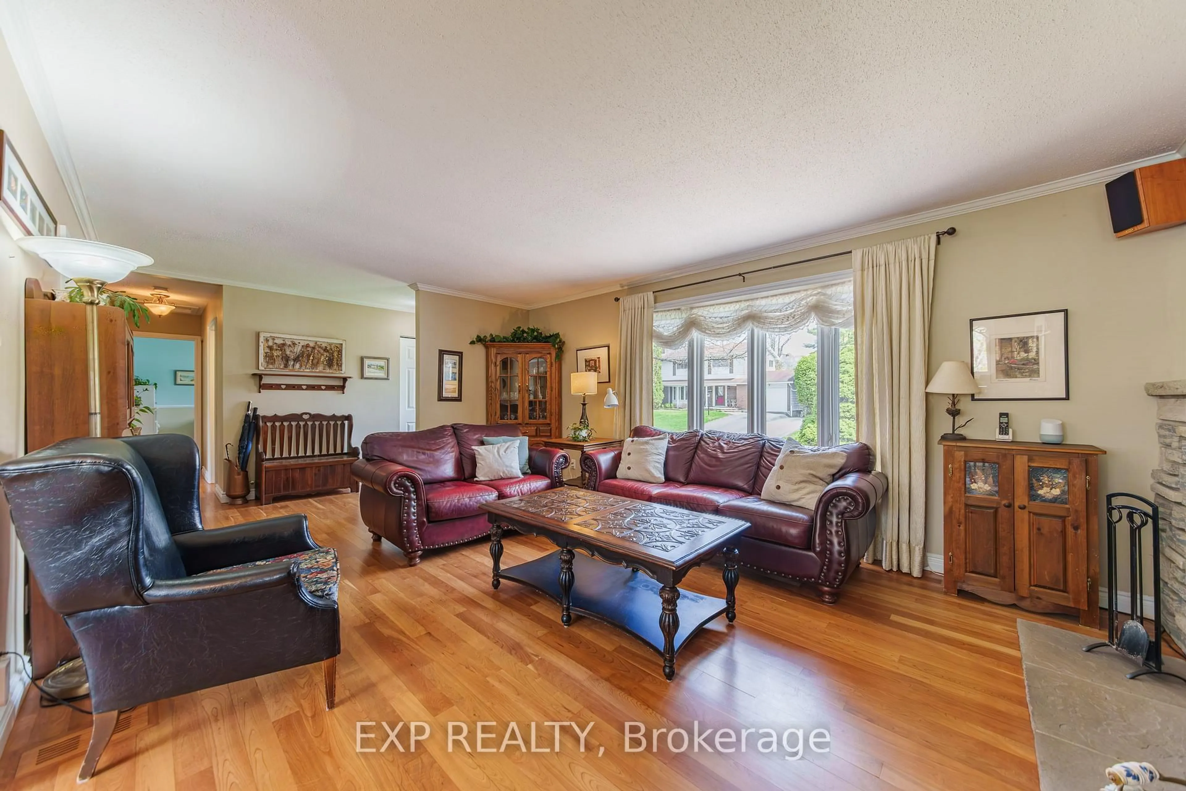Living room with furniture, unknown for 49 Parkmount Cres, Ottawa Ontario K2H 5T3