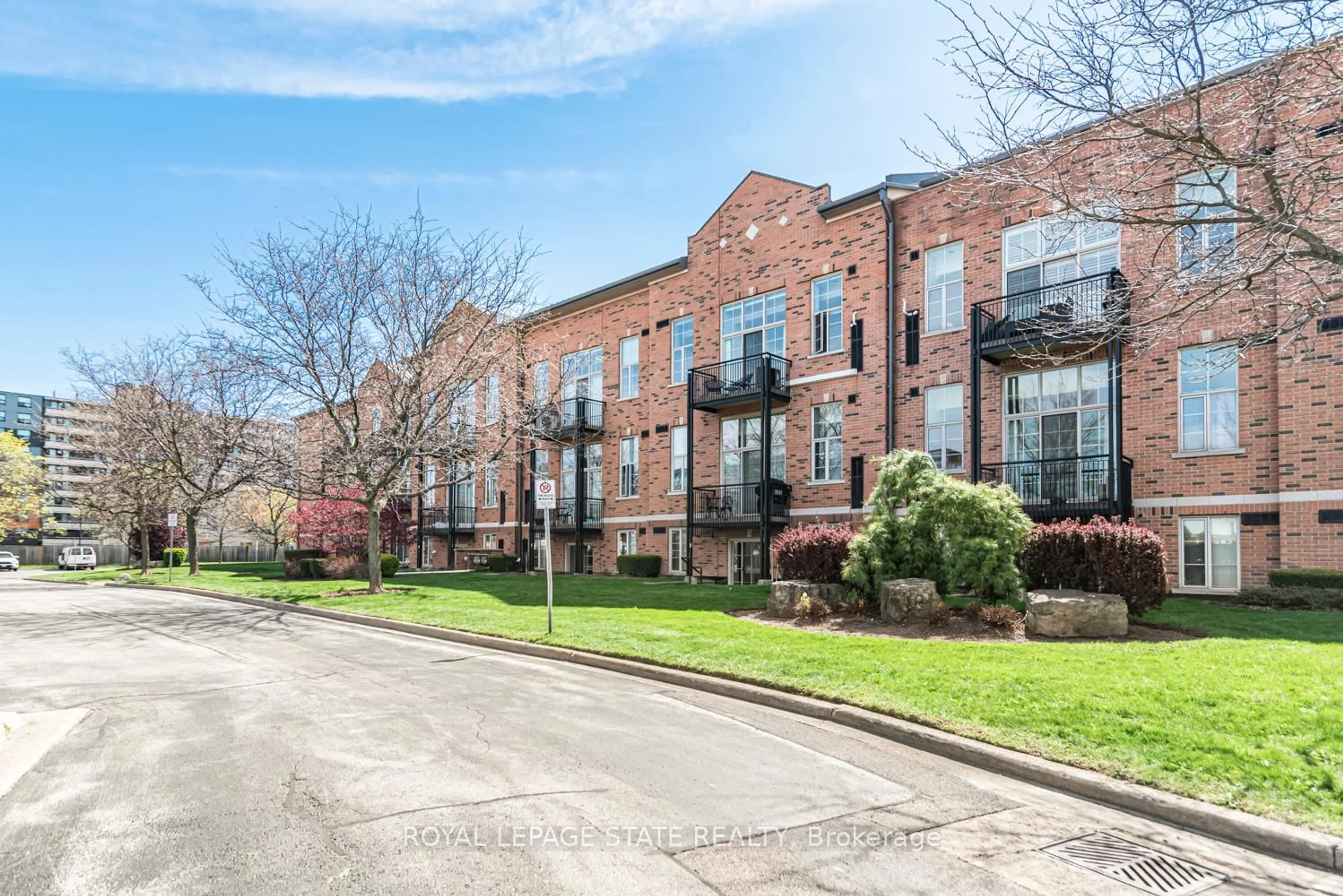 A pic from outside/outdoor area/front of a property/back of a property/a pic from drone, street for 262 Dundas St #311, Hamilton Ontario L9B 1A9