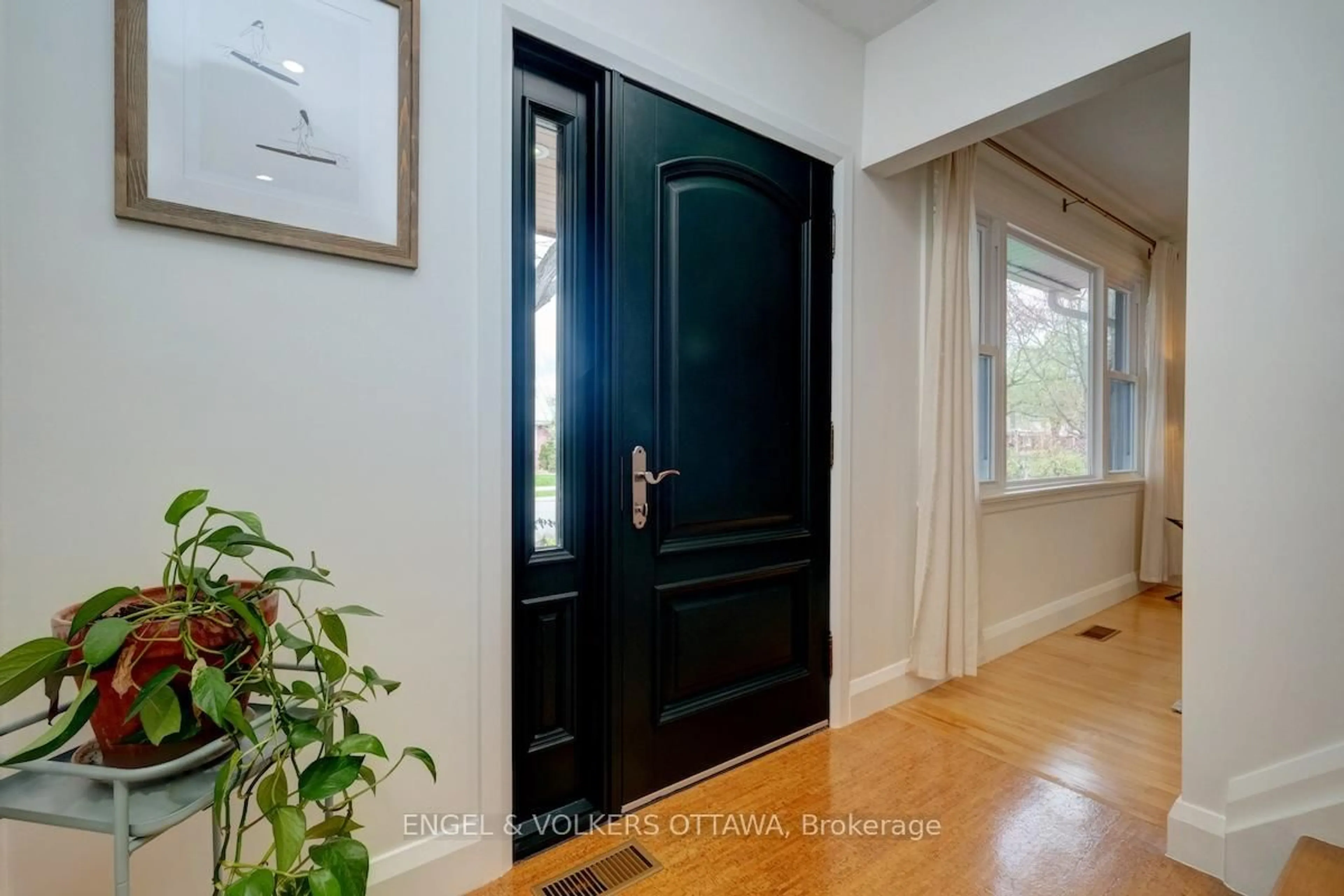 Indoor entryway for 1812 Saunderson Dr, Ottawa Ontario K1G 2C2