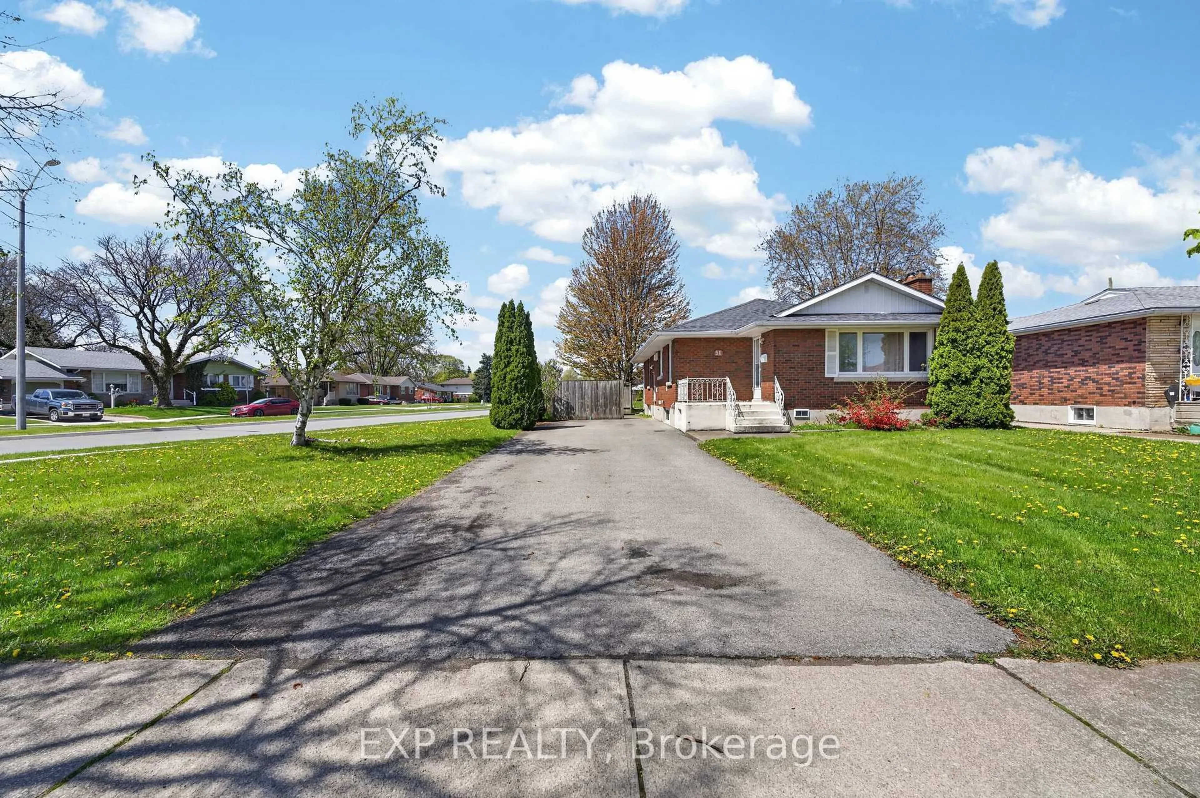A pic from outside/outdoor area/front of a property/back of a property/a pic from drone, street for 51 Parkdale Dr, Thorold Ontario L2V 2N7