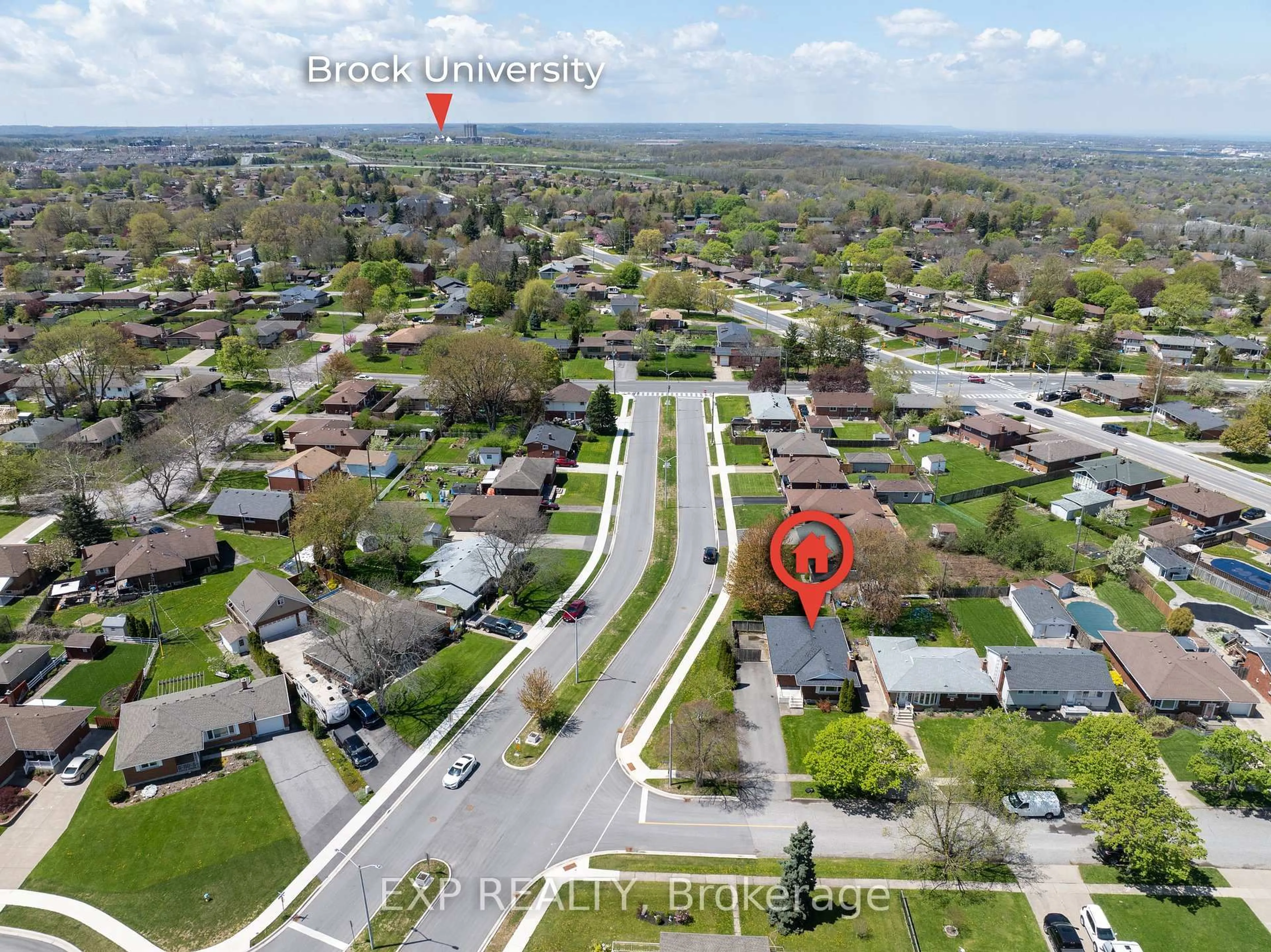 A pic from outside/outdoor area/front of a property/back of a property/a pic from drone, street for 51 Parkdale Dr, Thorold Ontario L2V 2N7