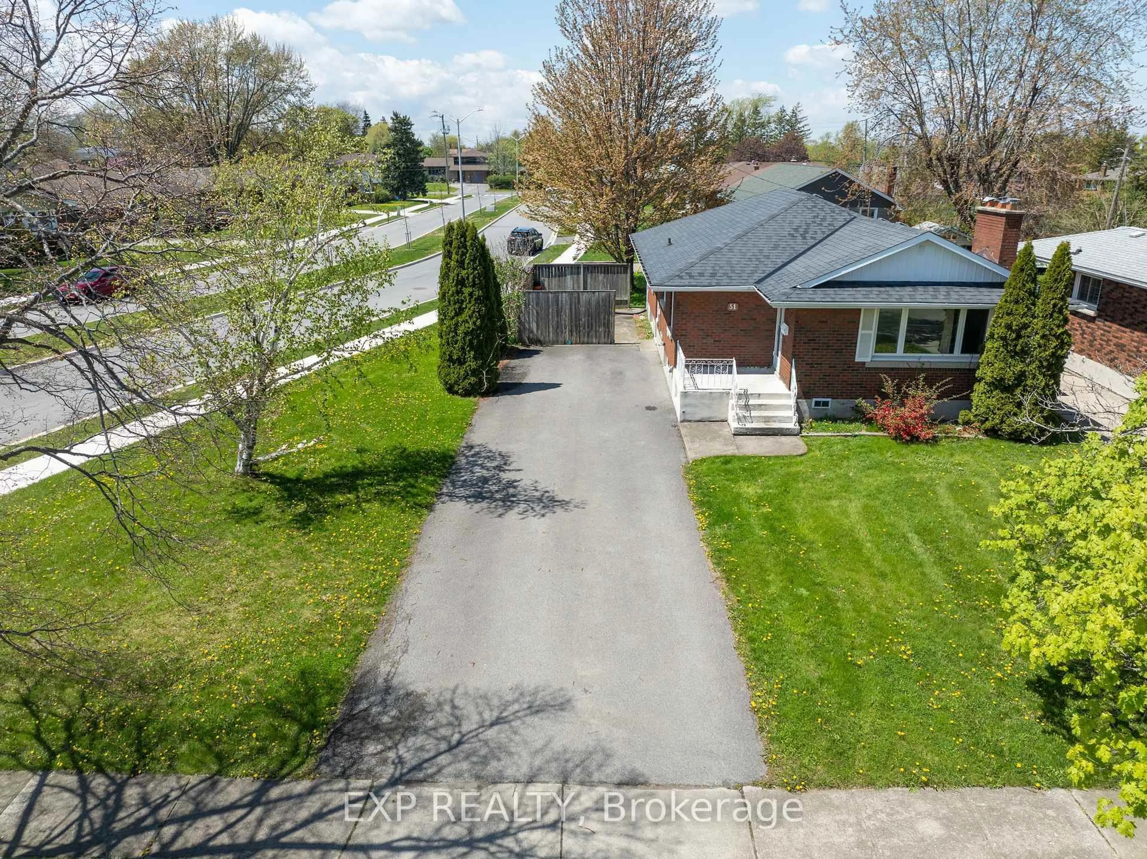 A pic from outside/outdoor area/front of a property/back of a property/a pic from drone, street for 51 Parkdale Dr, Thorold Ontario L2V 2N7