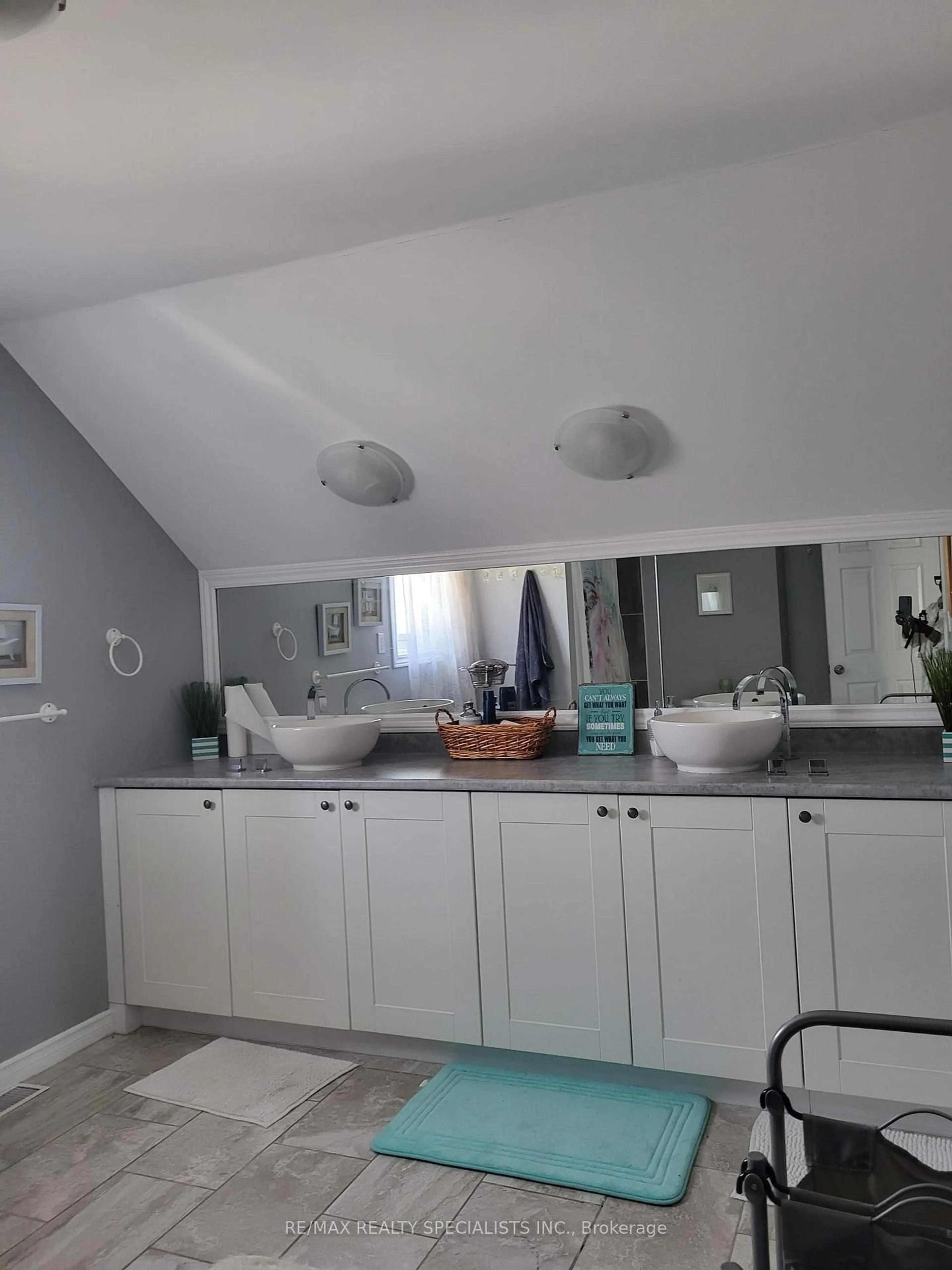 Contemporary bathroom, ceramic/tile floor for 314 Jarvis St, Fort Erie Ontario L2A 2S8