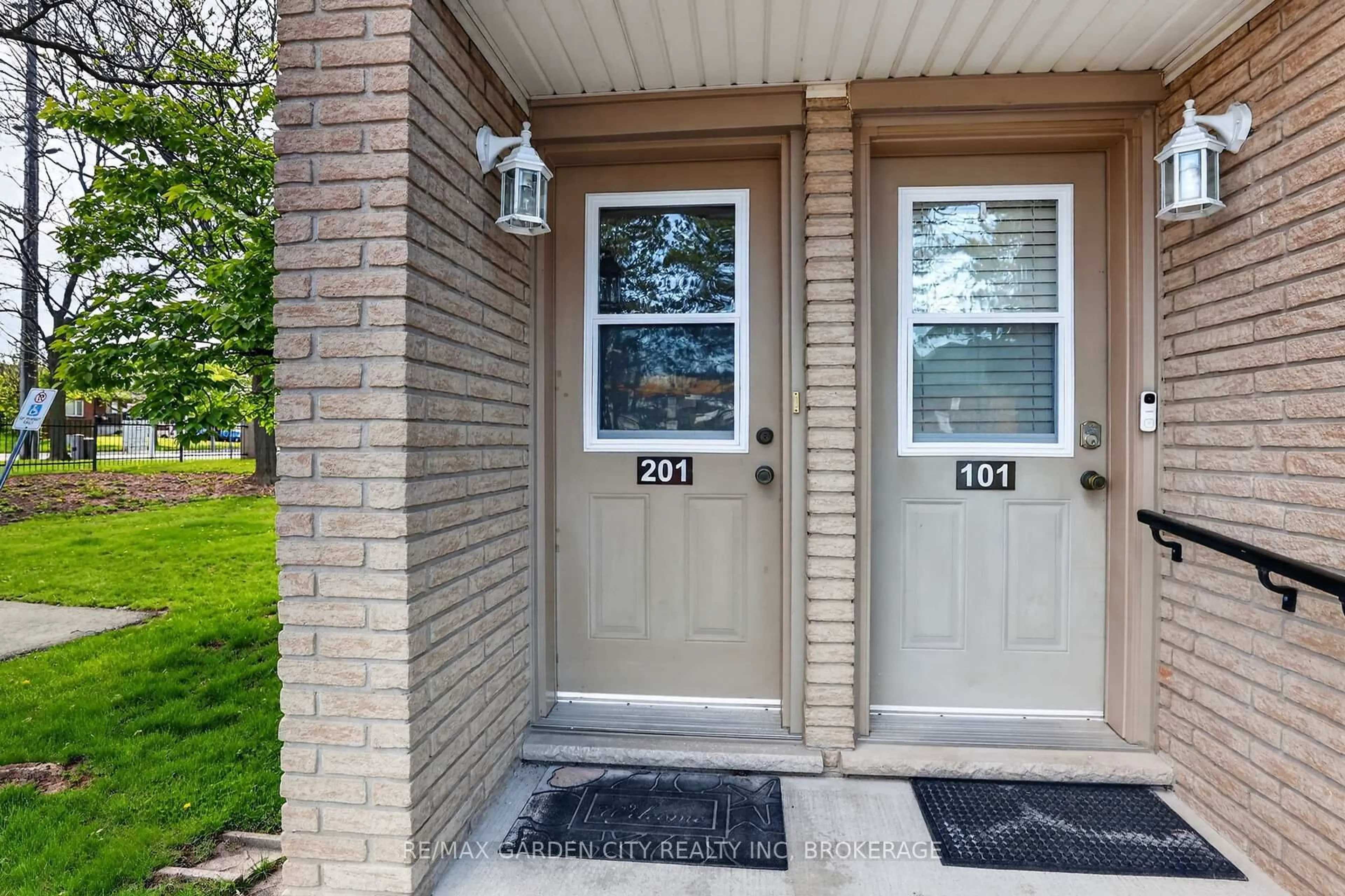 Indoor entryway for 511 Highway 8 Highway #201, Hamilton Ontario L8G 1G4