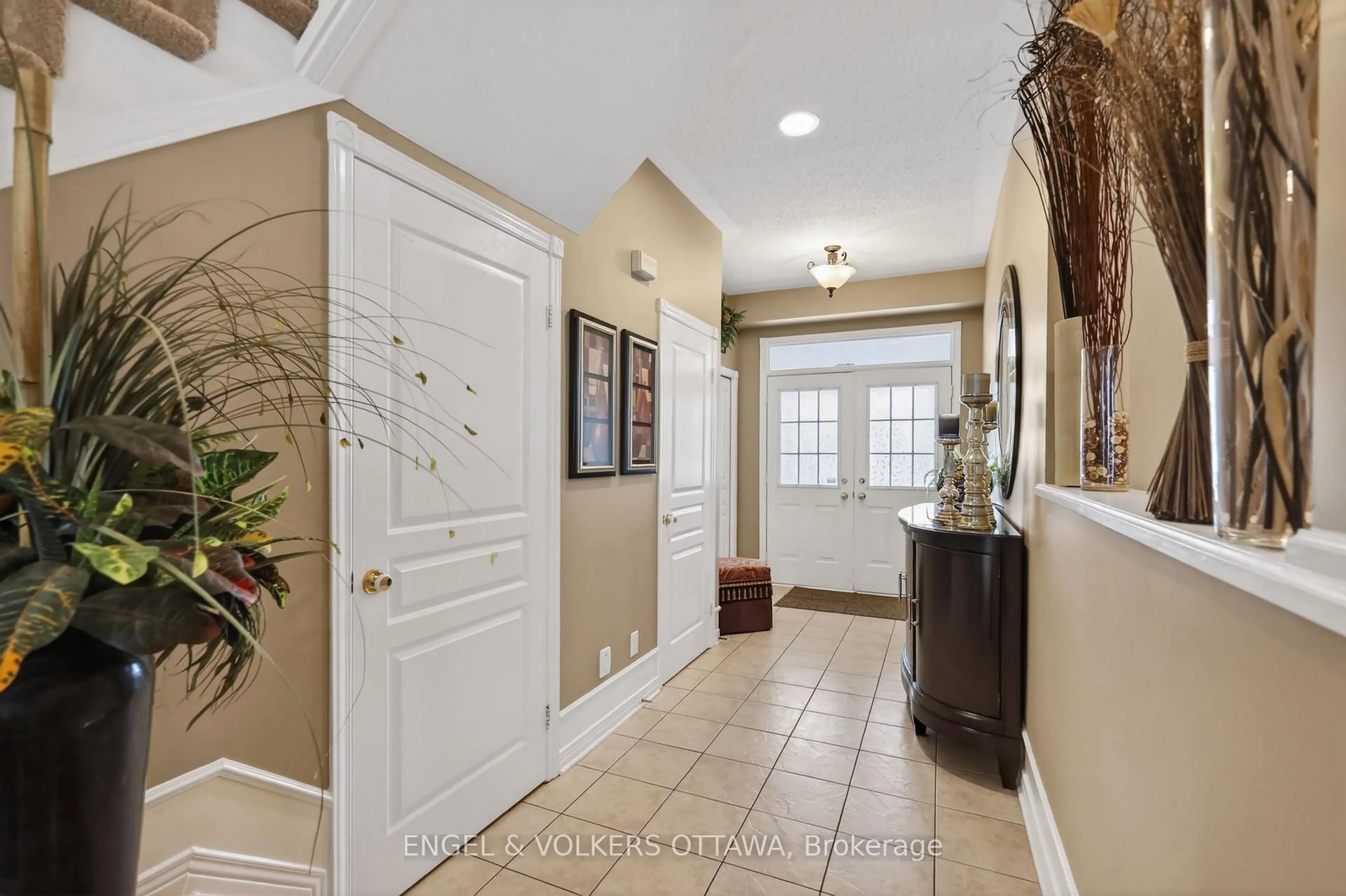 Indoor entryway for 7 DRYSDALE St, Kanata Ontario K2K 3L3
