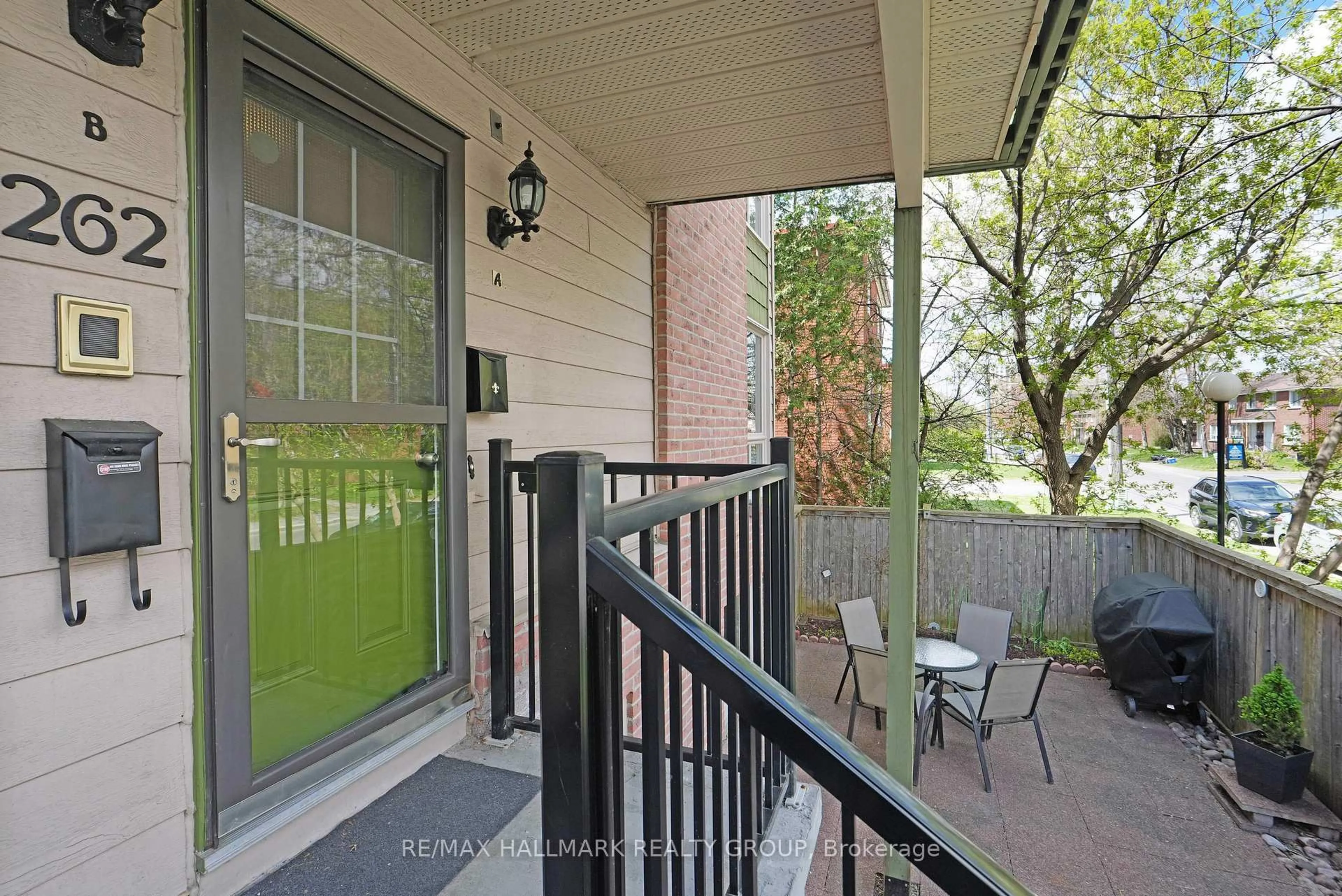 Patio, street for 262A Presland Rd, Ottawa Ontario K1K 2B8