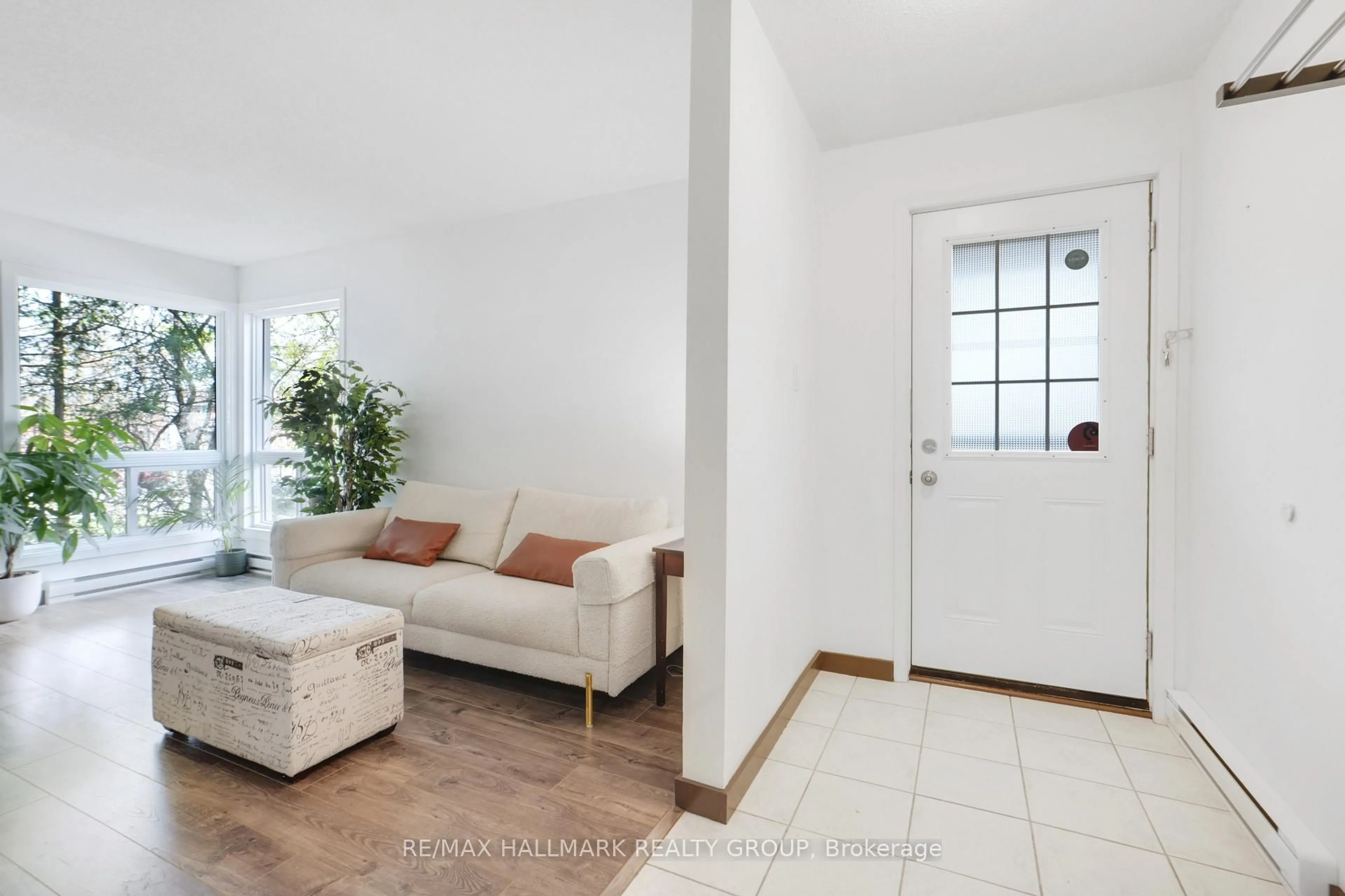 Indoor entryway for 262A Presland Rd, Ottawa Ontario K1K 2B8