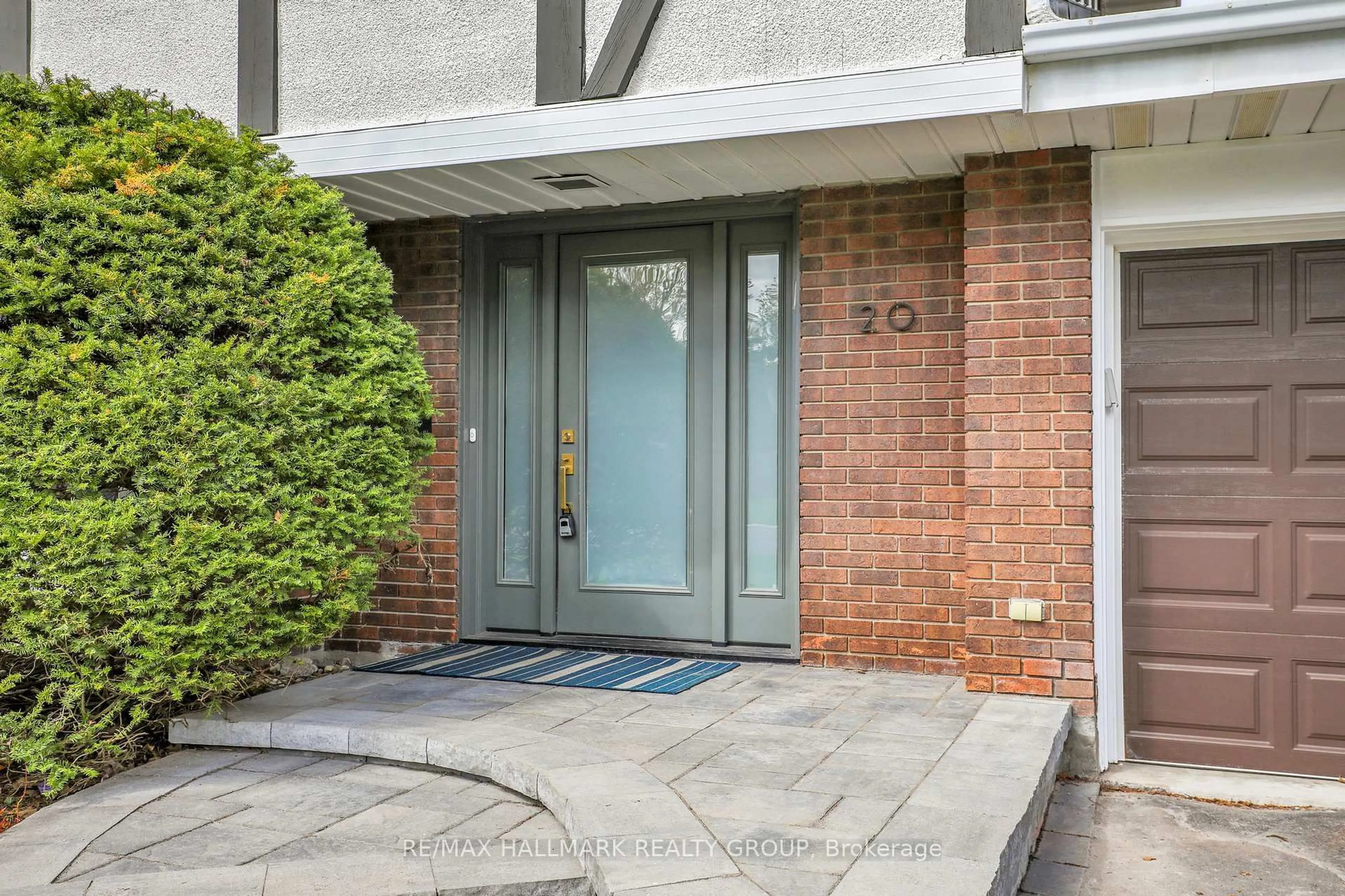 Indoor entryway for 20 Riverbrook Rd, Ottawa Ontario K2H 7Z5
