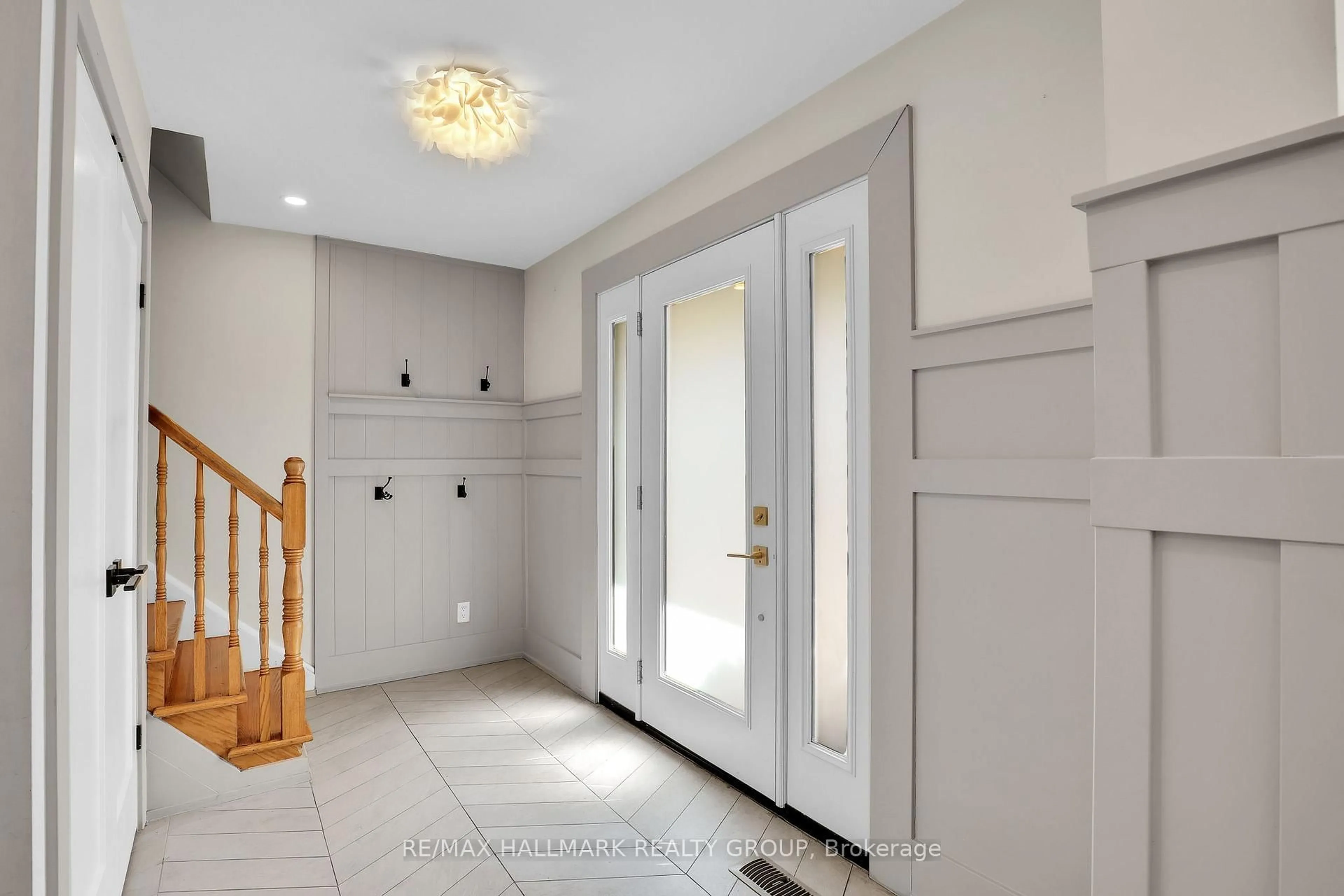 Indoor entryway for 20 Riverbrook Rd, Ottawa Ontario K2H 7Z5