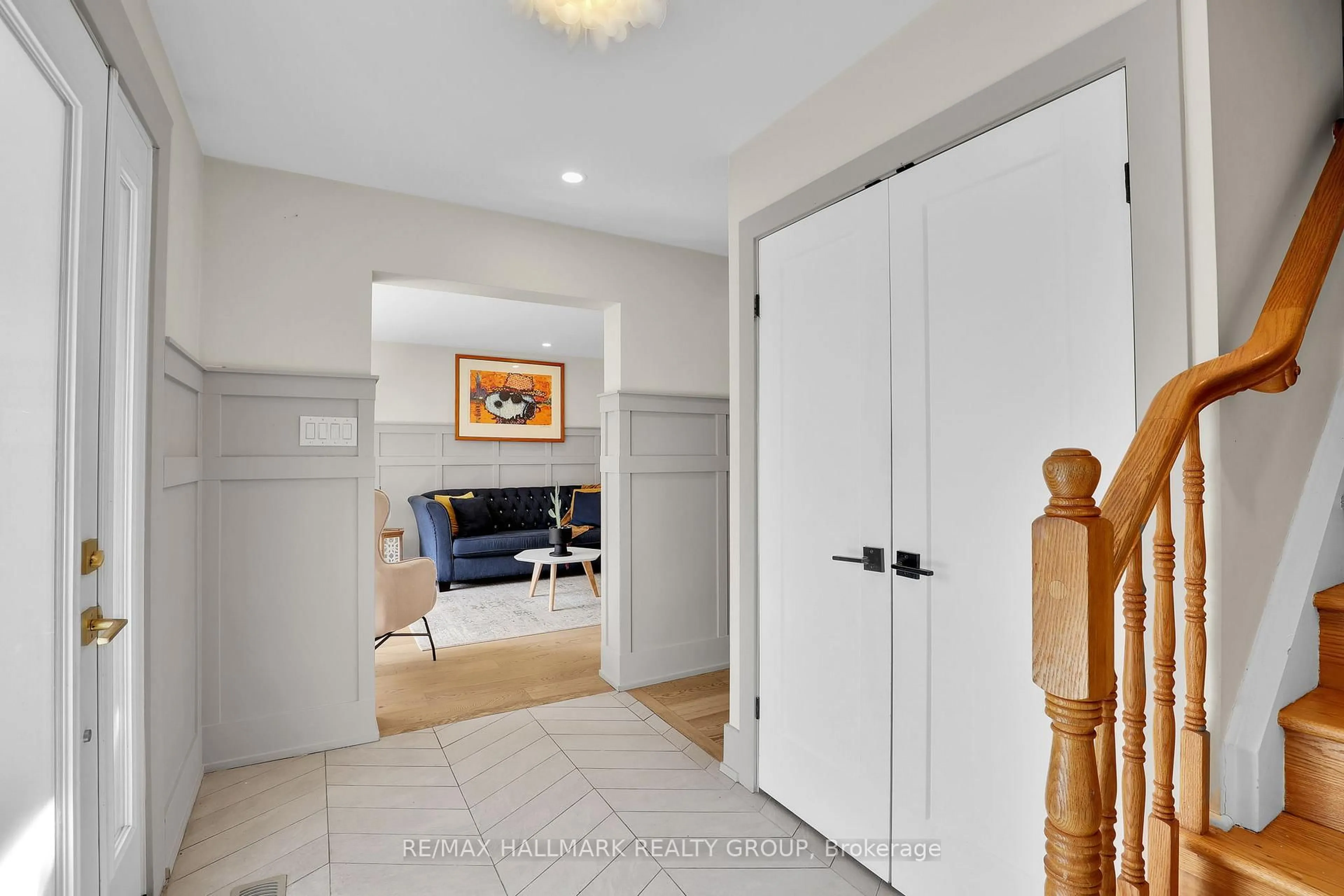 Indoor entryway for 20 Riverbrook Rd, Ottawa Ontario K2H 7Z5