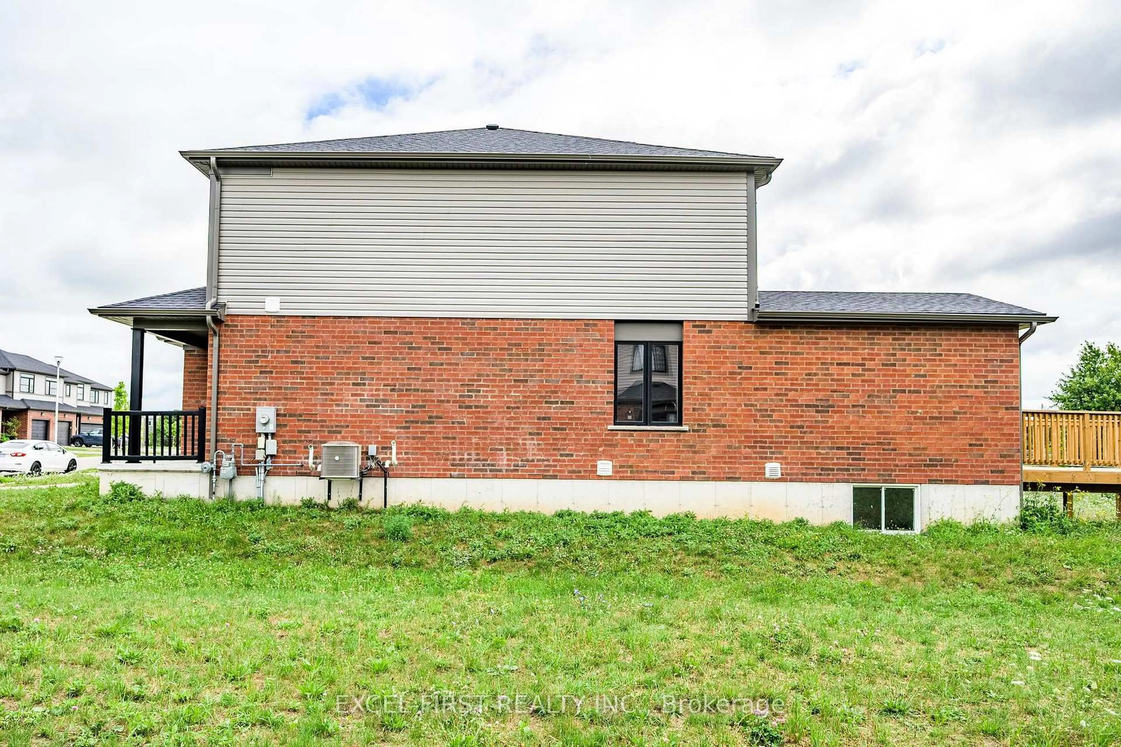 A pic from outside/outdoor area/front of a property/back of a property/a pic from drone, building for 1363 Michael Circ, London East Ontario N5V 0B8