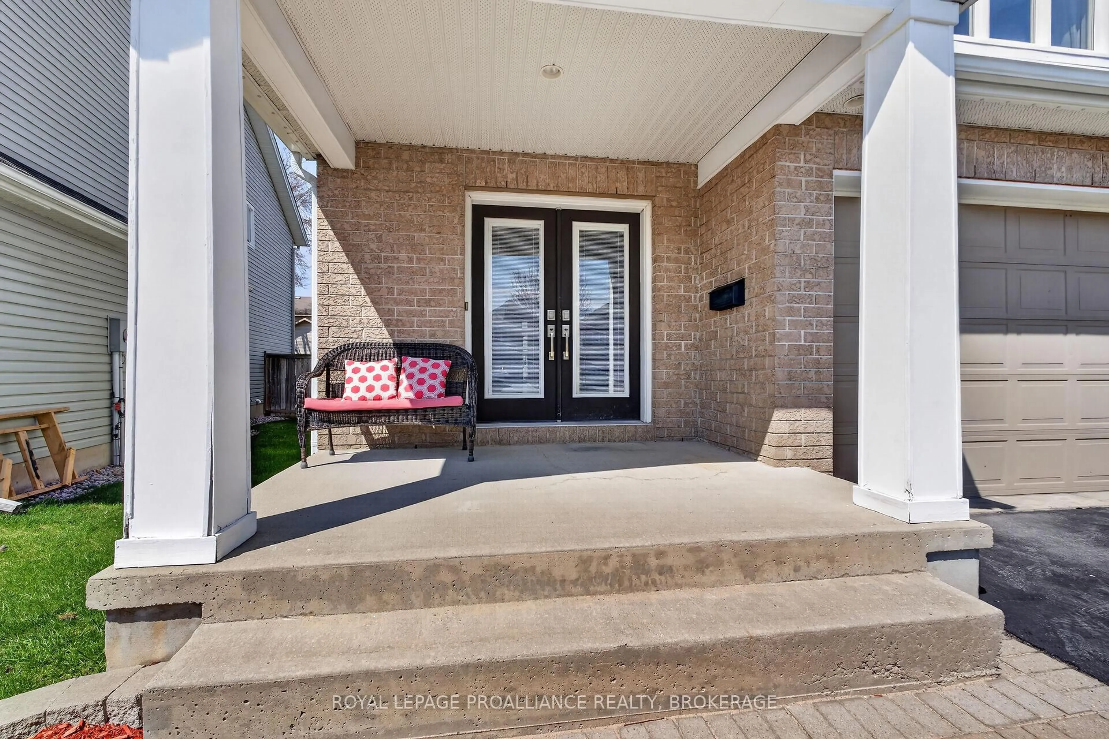 Indoor entryway for 492 Cheryl Pl, Kingston Ontario K7K 0B2