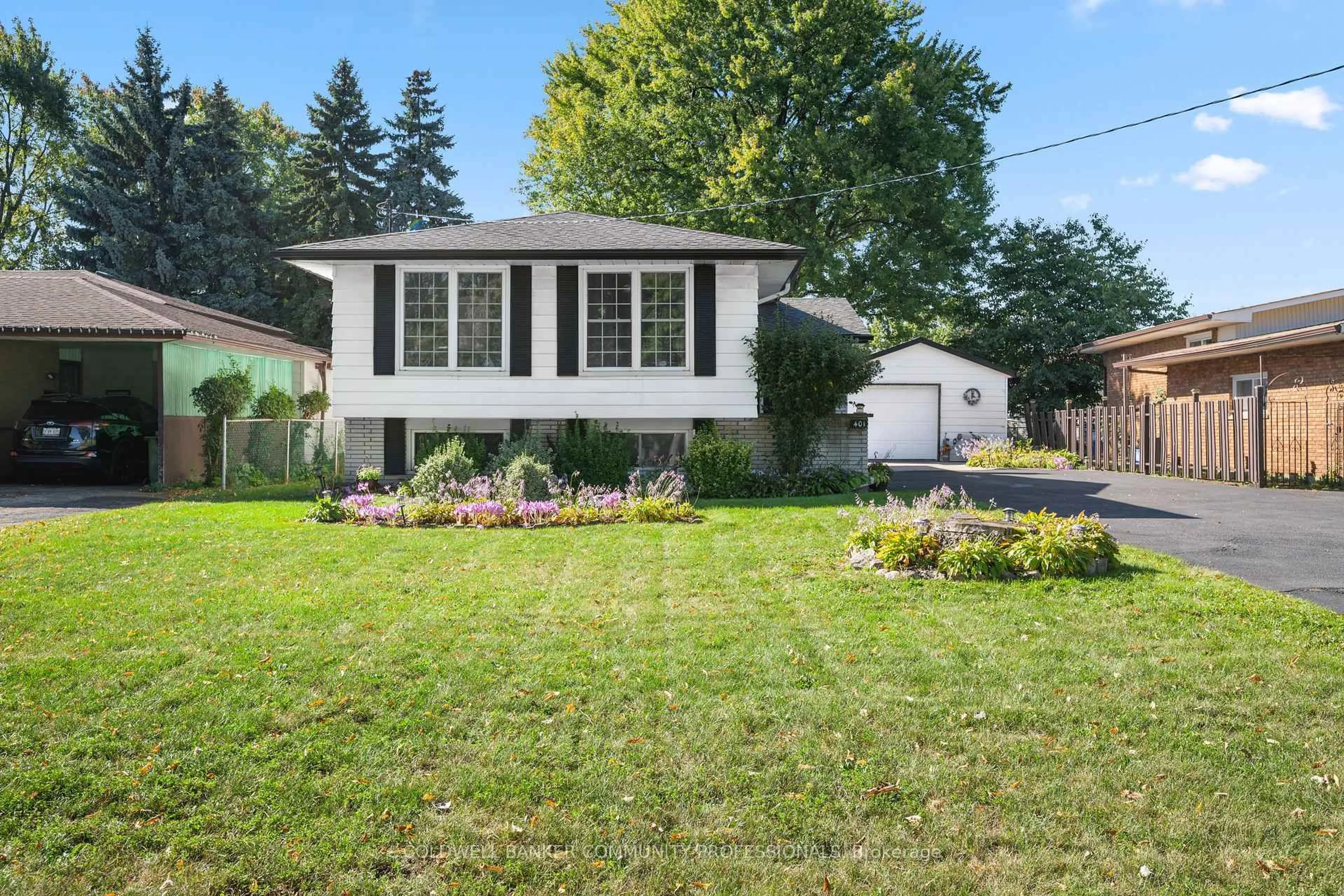 Home with vinyl exterior material, street for 401 Mohawk Rd, Hamilton Ontario L9C 1W5