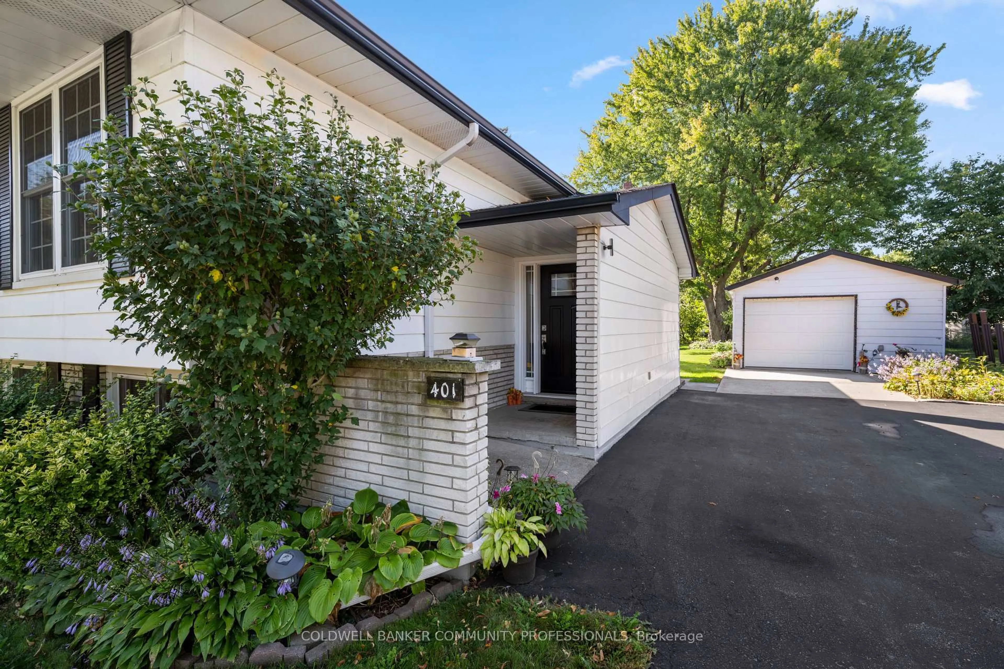 A pic from outside/outdoor area/front of a property/back of a property/a pic from drone, street for 401 Mohawk Rd, Hamilton Ontario L9C 1W5