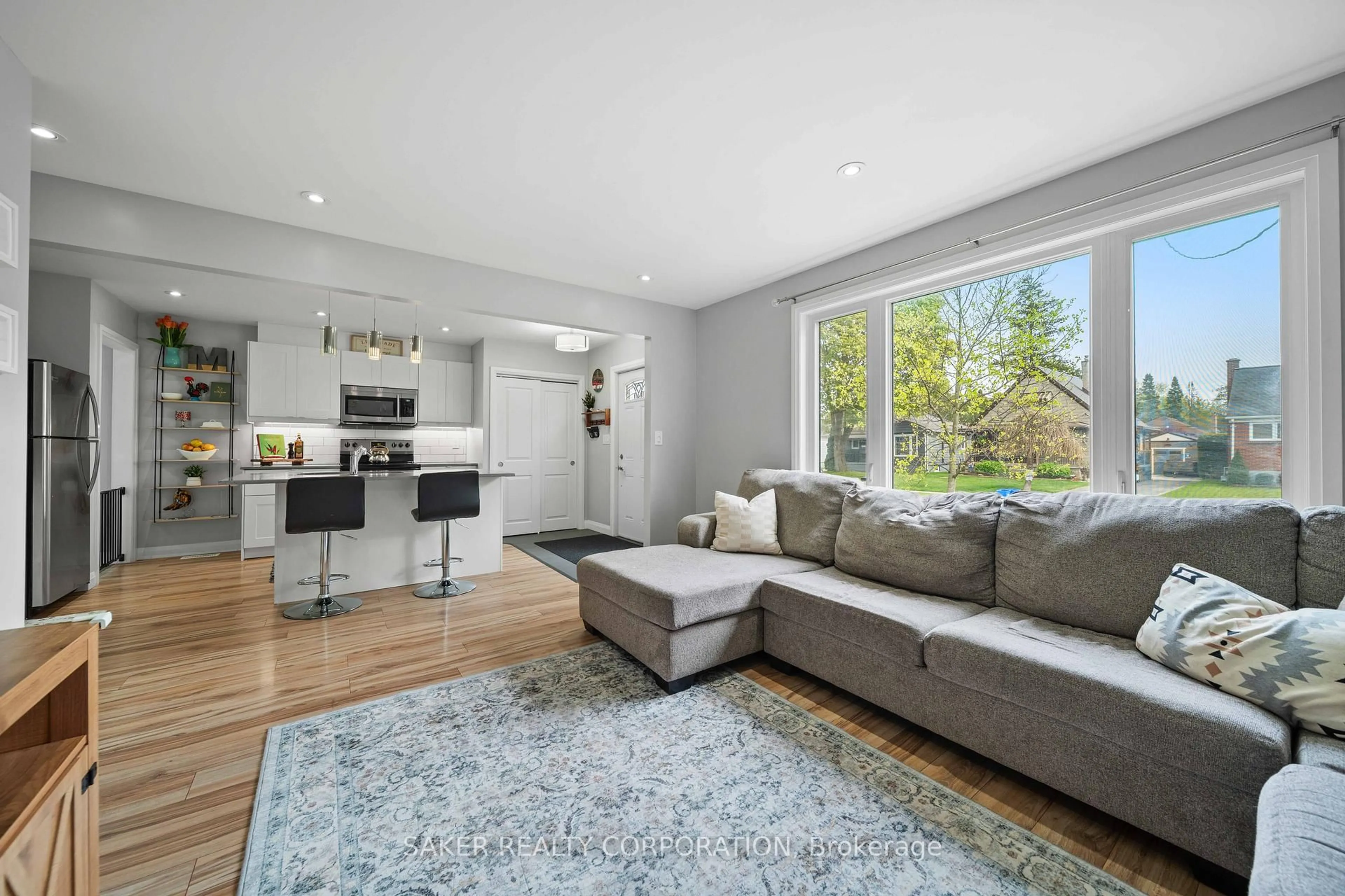 Living room with furniture, wood/laminate floor for 468 Mornington Ave, London East Ontario N5Y 3E1