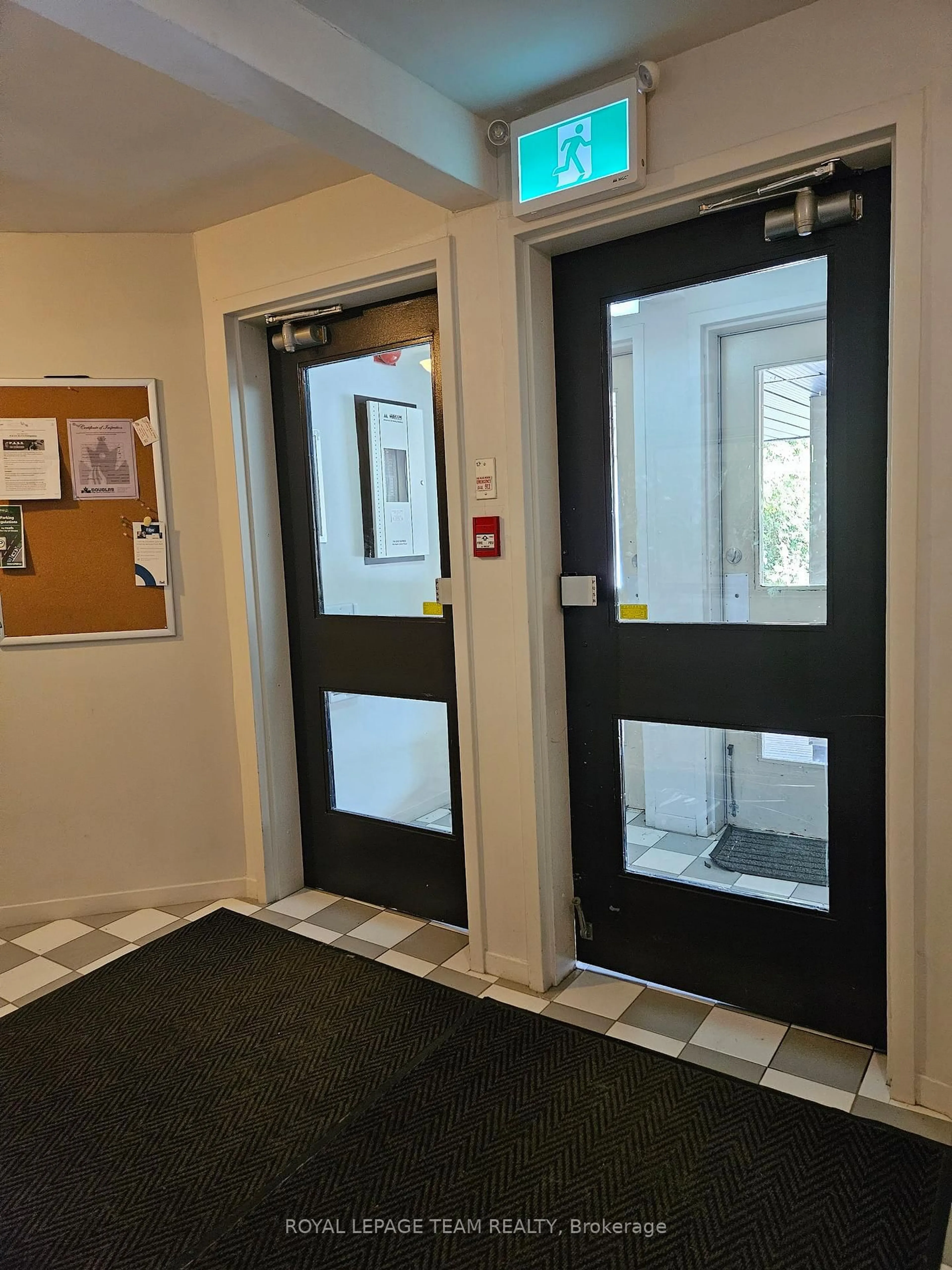Indoor foyer for 522 Riverdale Ave #5, Ottawa Ontario K1S 1S5