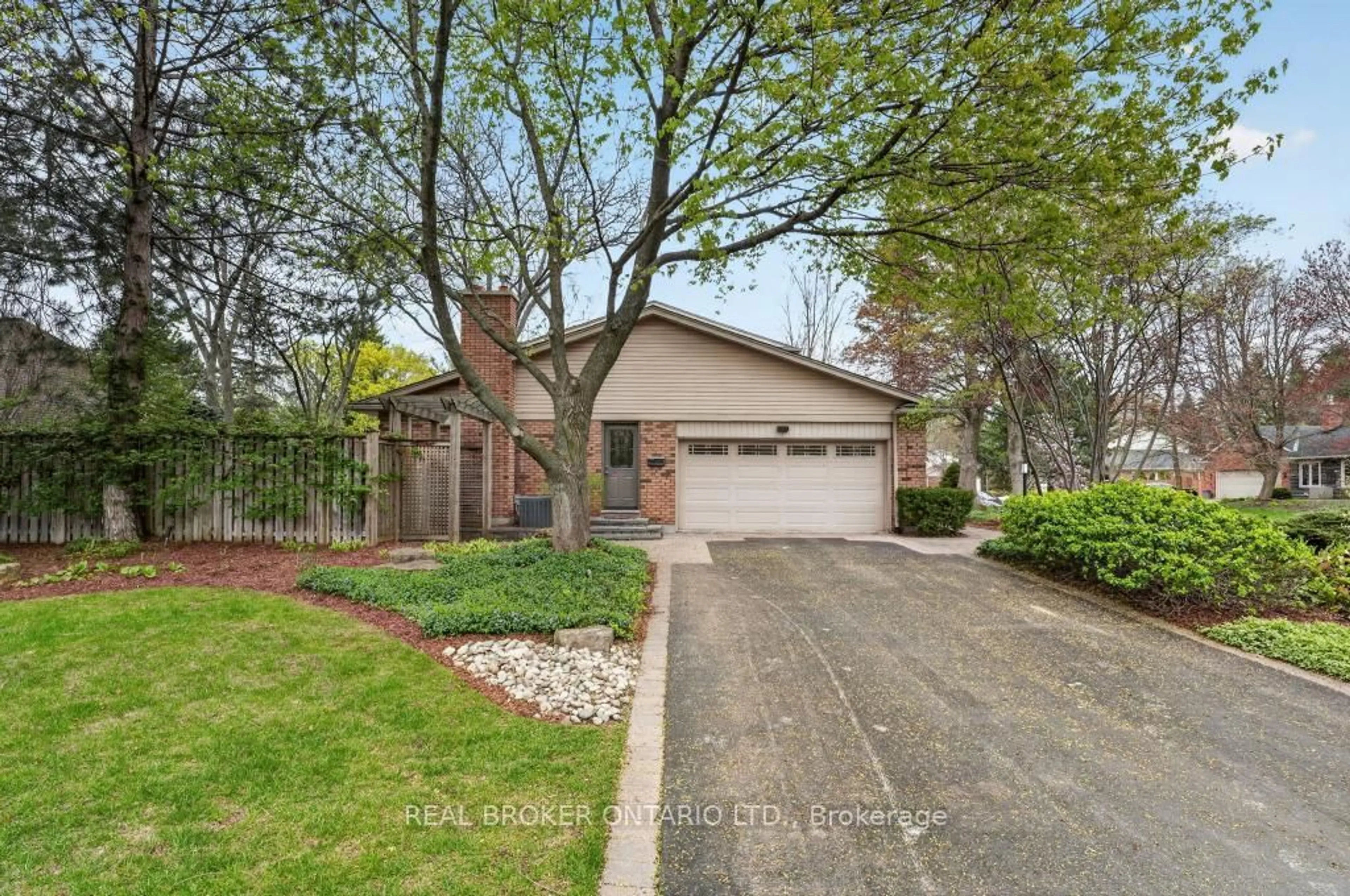 Home with brick exterior material, street for 258 Briar Hill Cres, Hamilton Ontario L9G 3M7