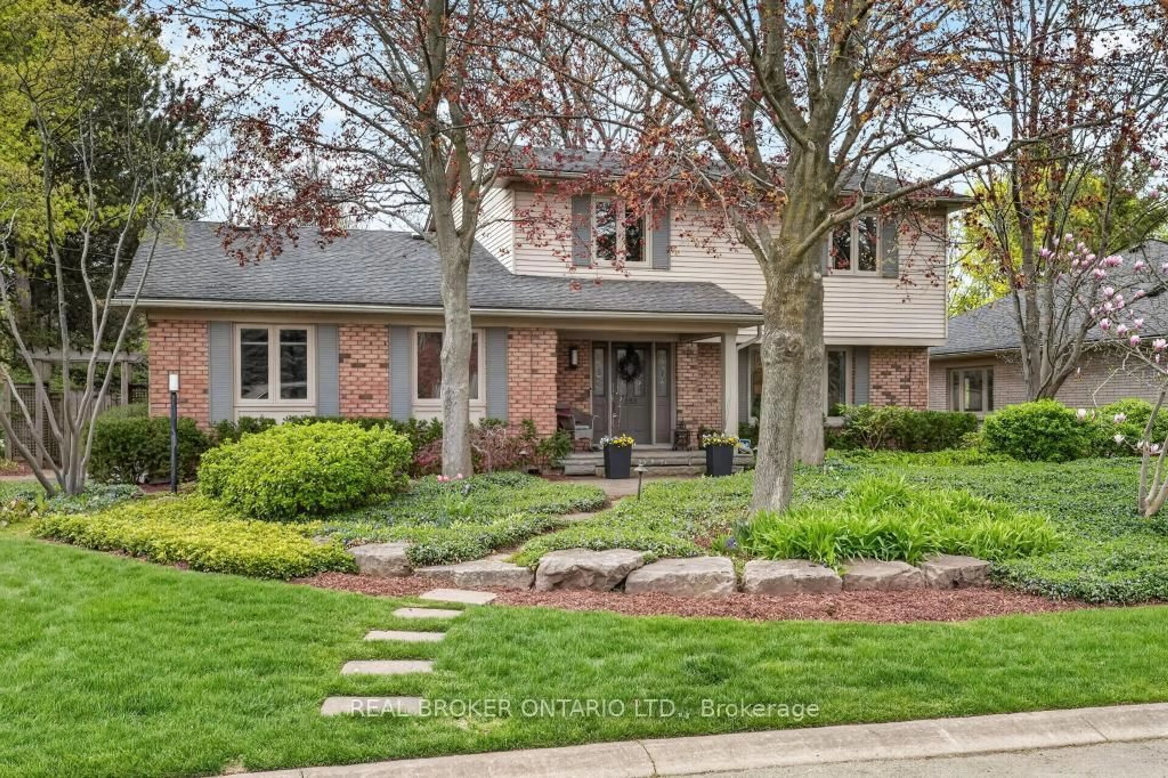 Home with brick exterior material, street for 258 Briar Hill Cres, Hamilton Ontario L9G 3M7