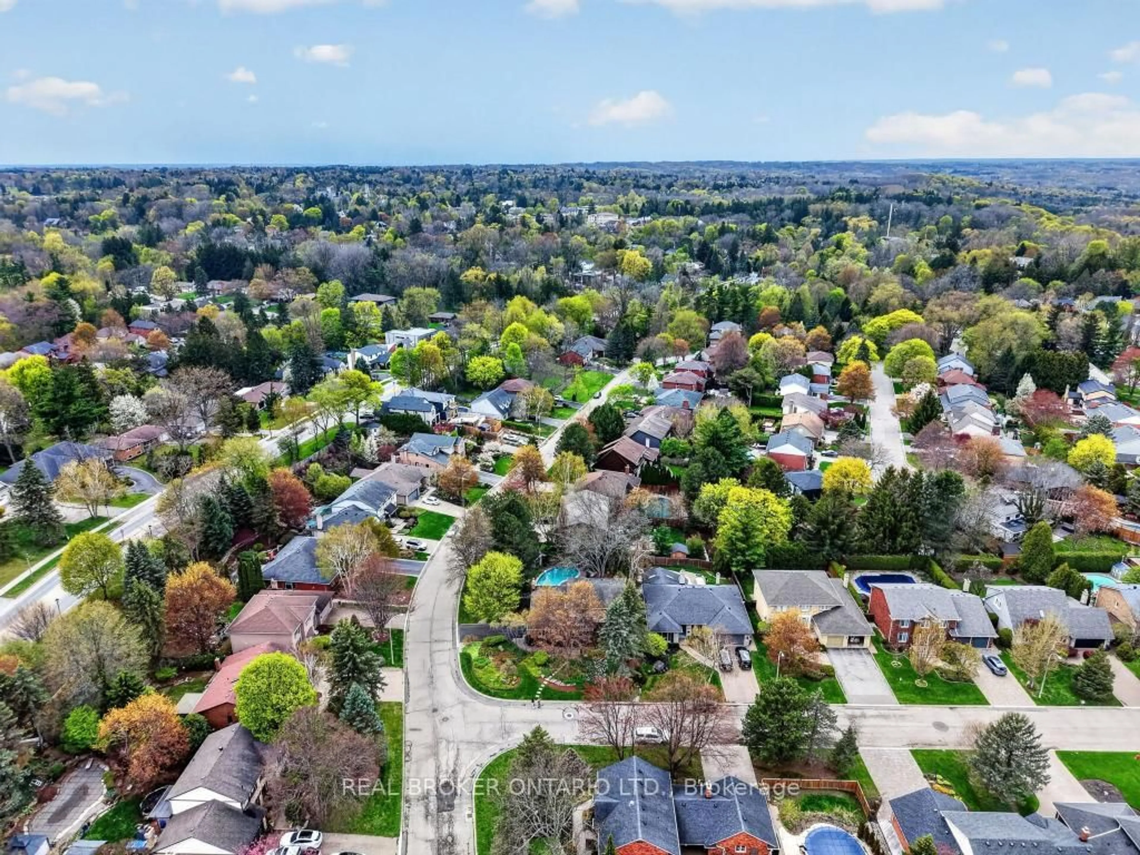 A pic from outside/outdoor area/front of a property/back of a property/a pic from drone, street for 258 Briar Hill Cres, Hamilton Ontario L9G 3M7