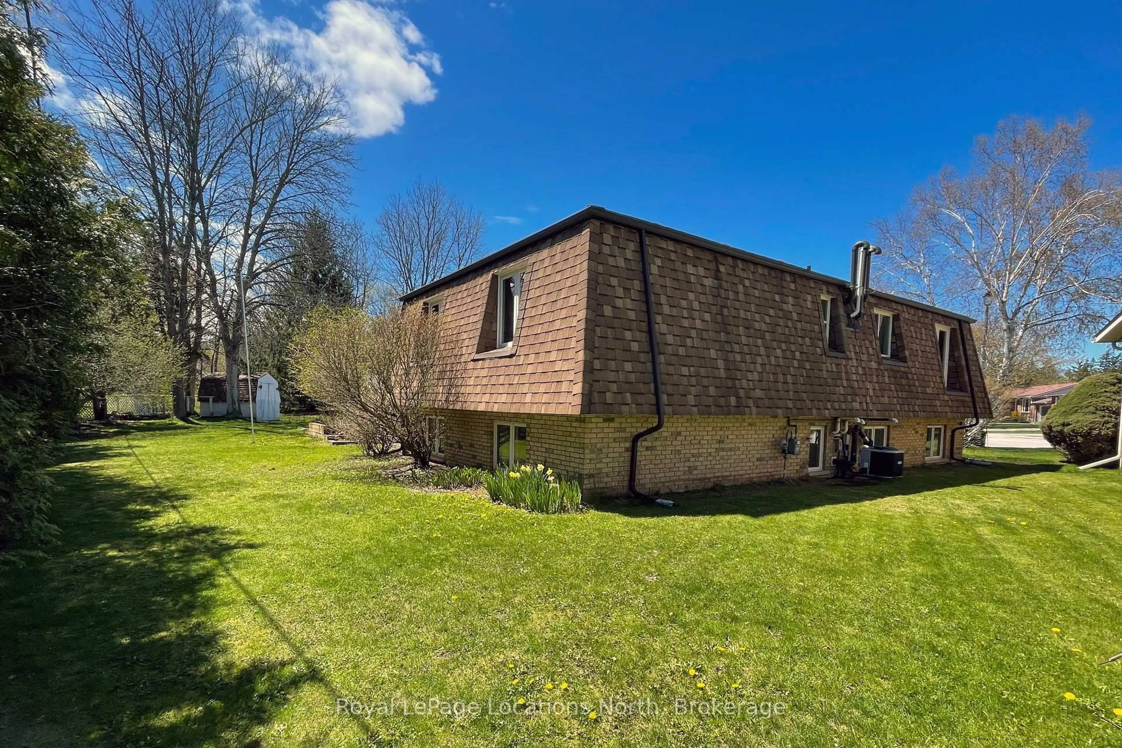 A pic from outside/outdoor area/front of a property/back of a property/a pic from drone, unknown for 39 Centennial Heights Crt, Meaford Ontario N4L 1C9