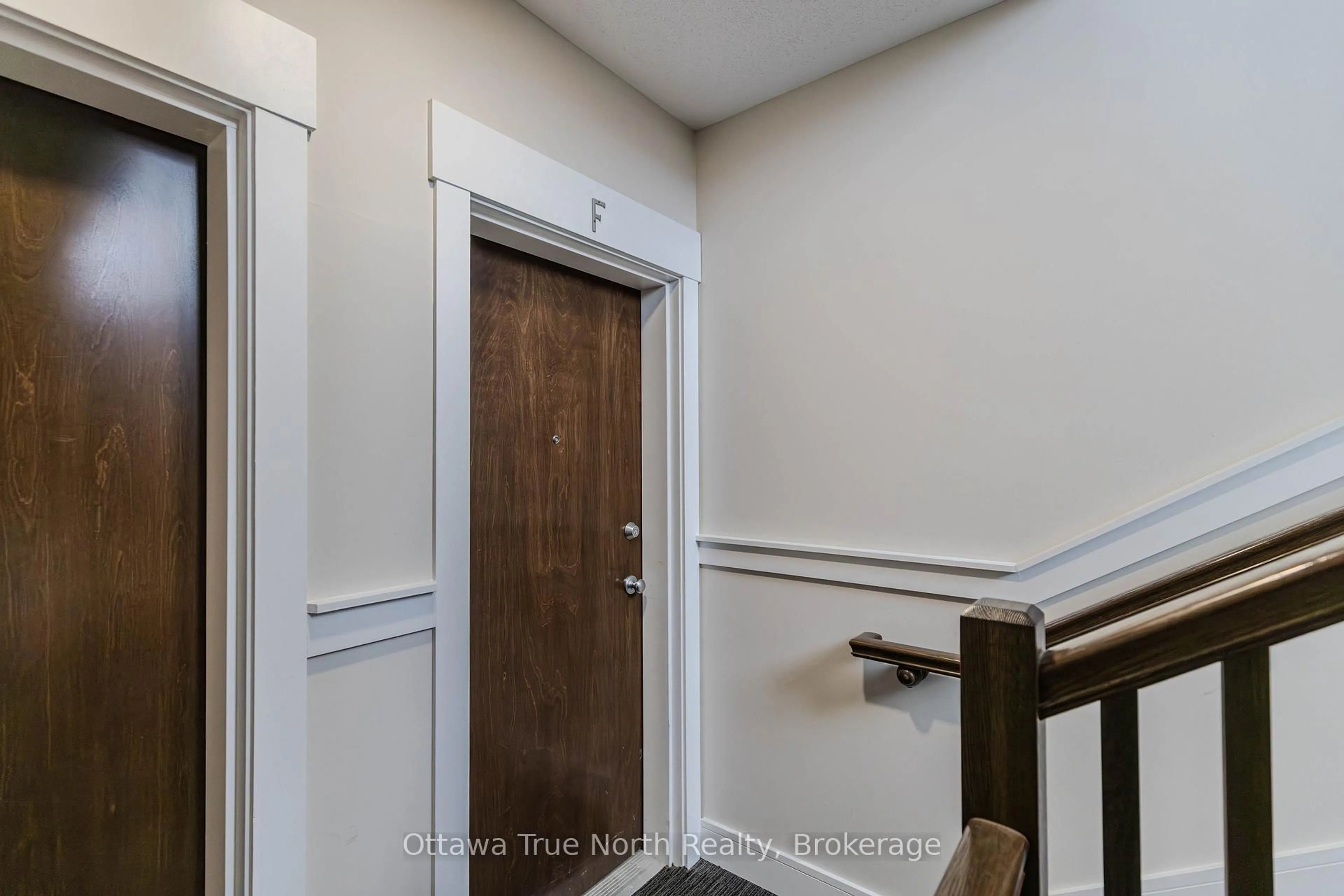Indoor entryway for 1032 Beryl Private #F, Ottawa Ontario K1V 2M4