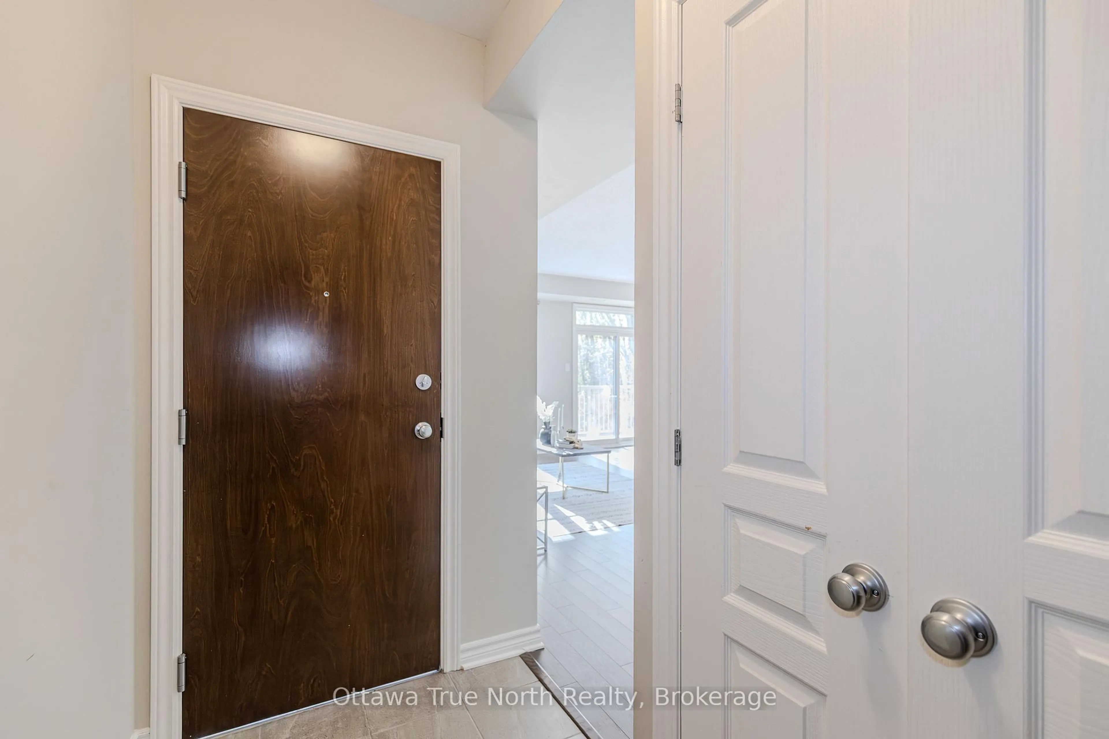 Indoor entryway for 1032 Beryl Private #F, Ottawa Ontario K1V 2M4