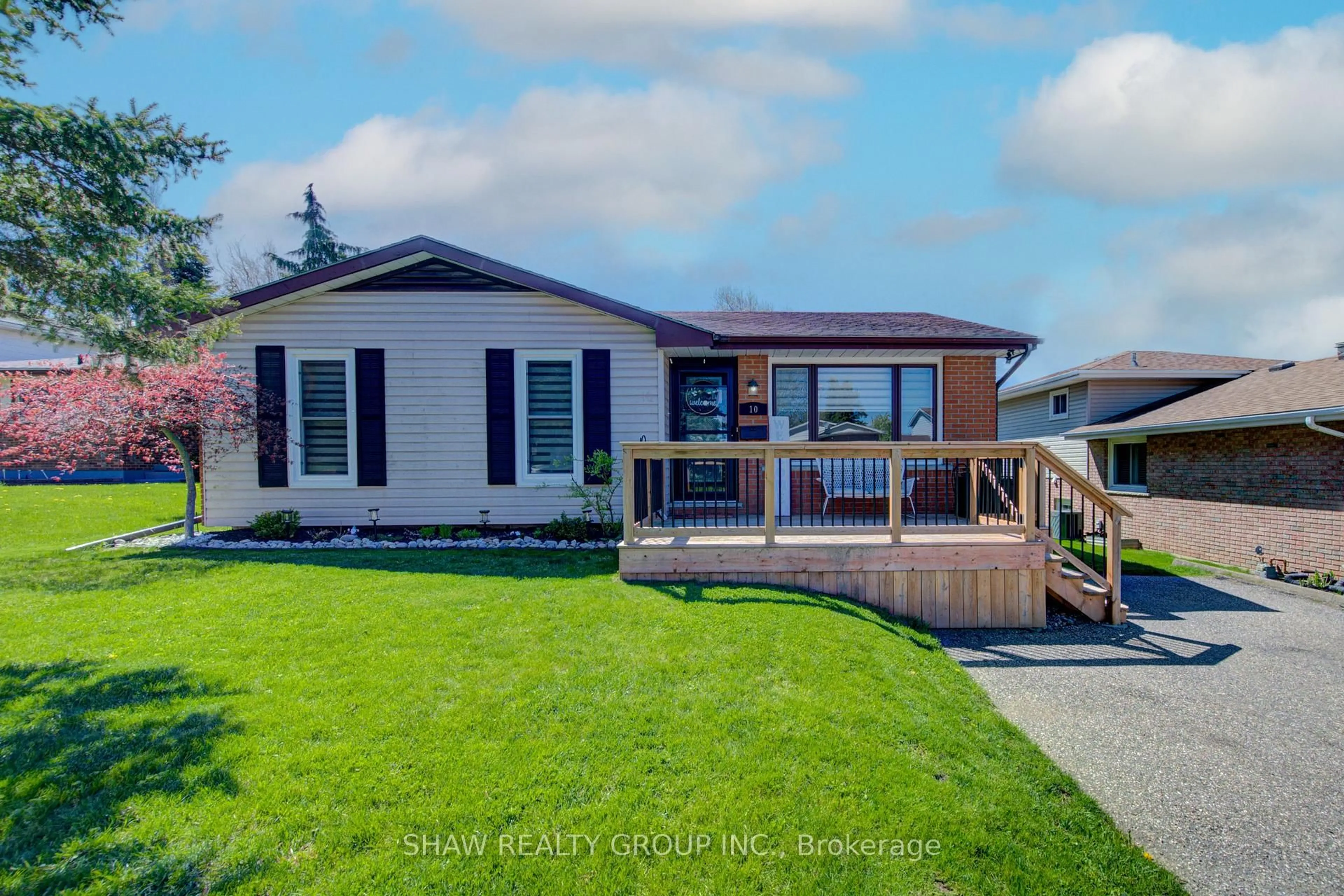 Home with vinyl exterior material, unknown for 10 Ashton Crt, Woodstock Ontario N4S 8N9