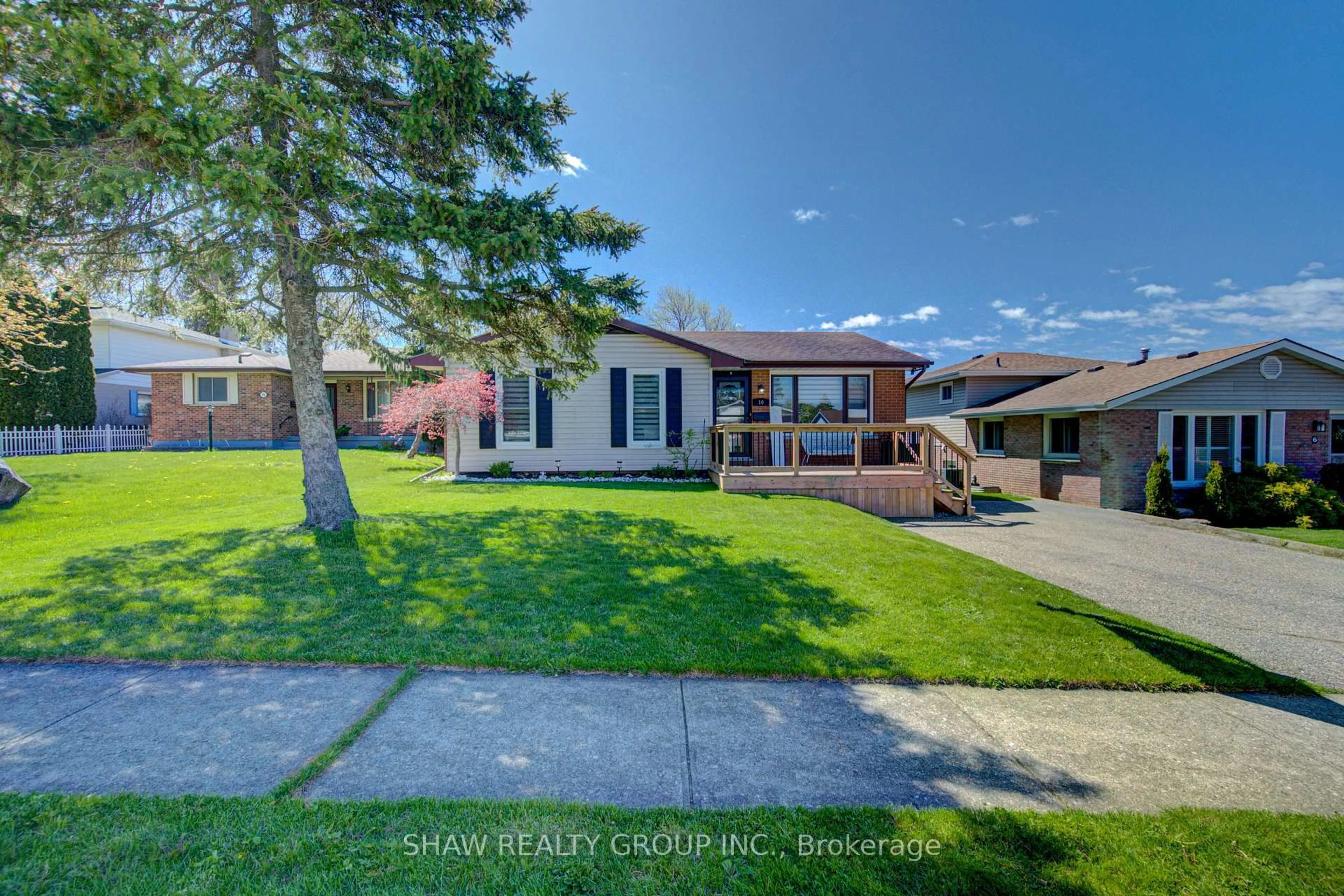 A pic from outside/outdoor area/front of a property/back of a property/a pic from drone, street for 10 Ashton Crt, Woodstock Ontario N4S 8N9