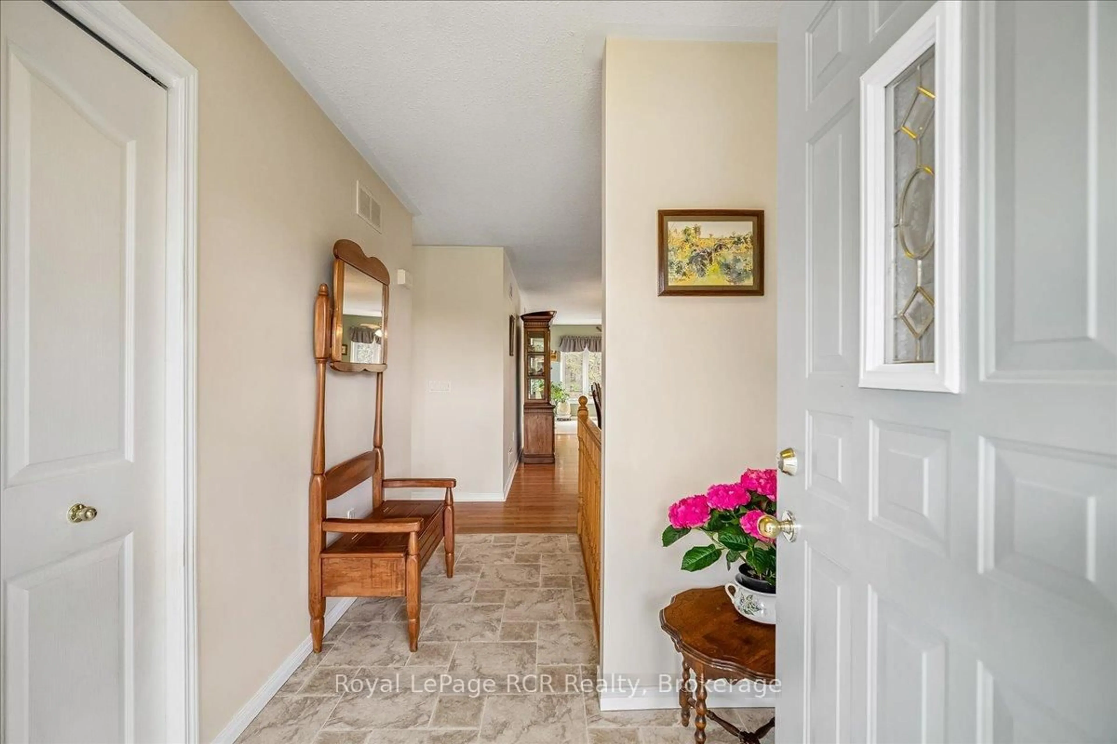Indoor entryway for 79668 Zion Church Rd, Georgian Bluffs Ontario N0H 2T0
