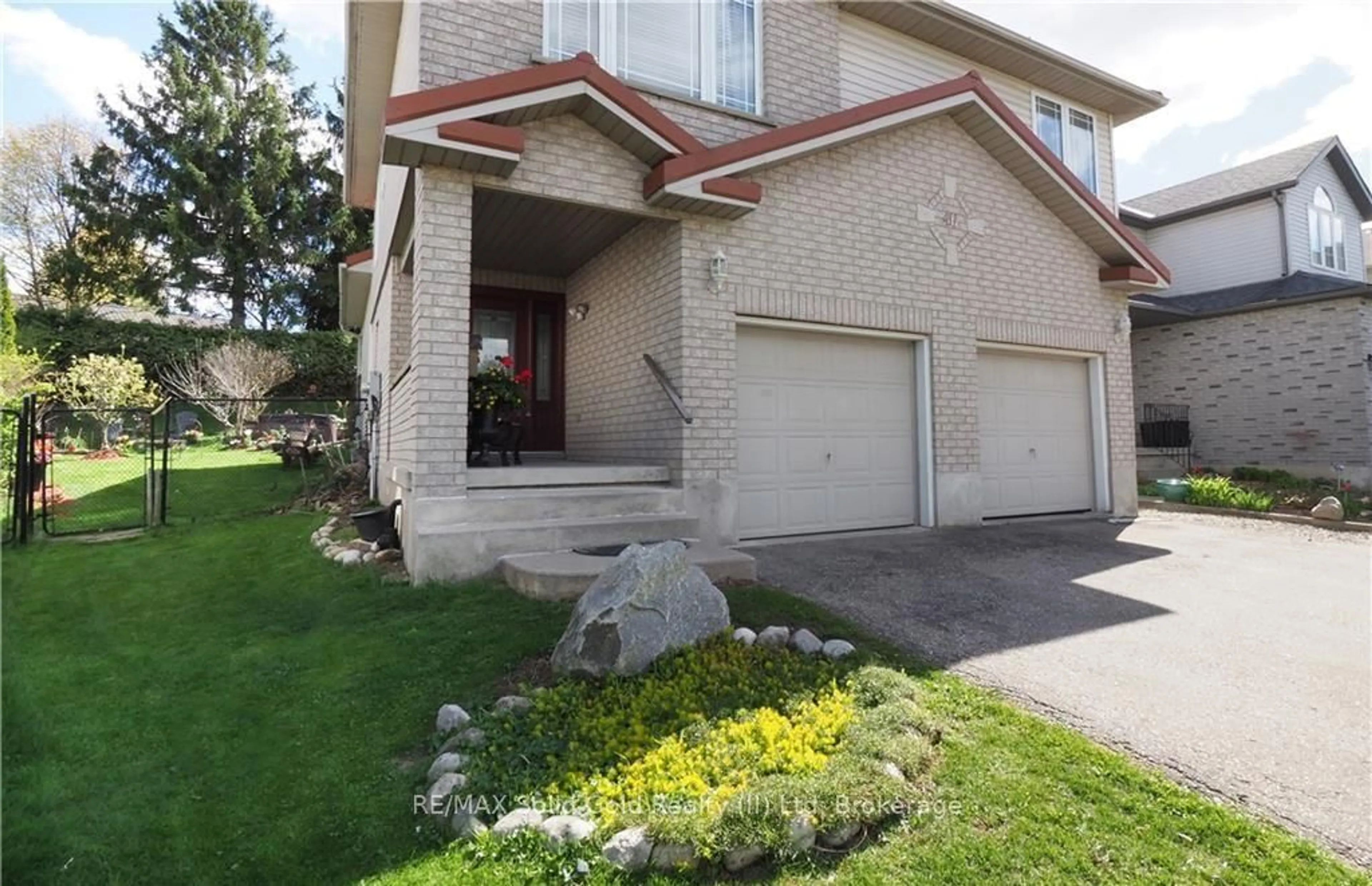 Home with brick exterior material, street for 40 Dineen Crt, Kitchener Ontario N2B 3X3