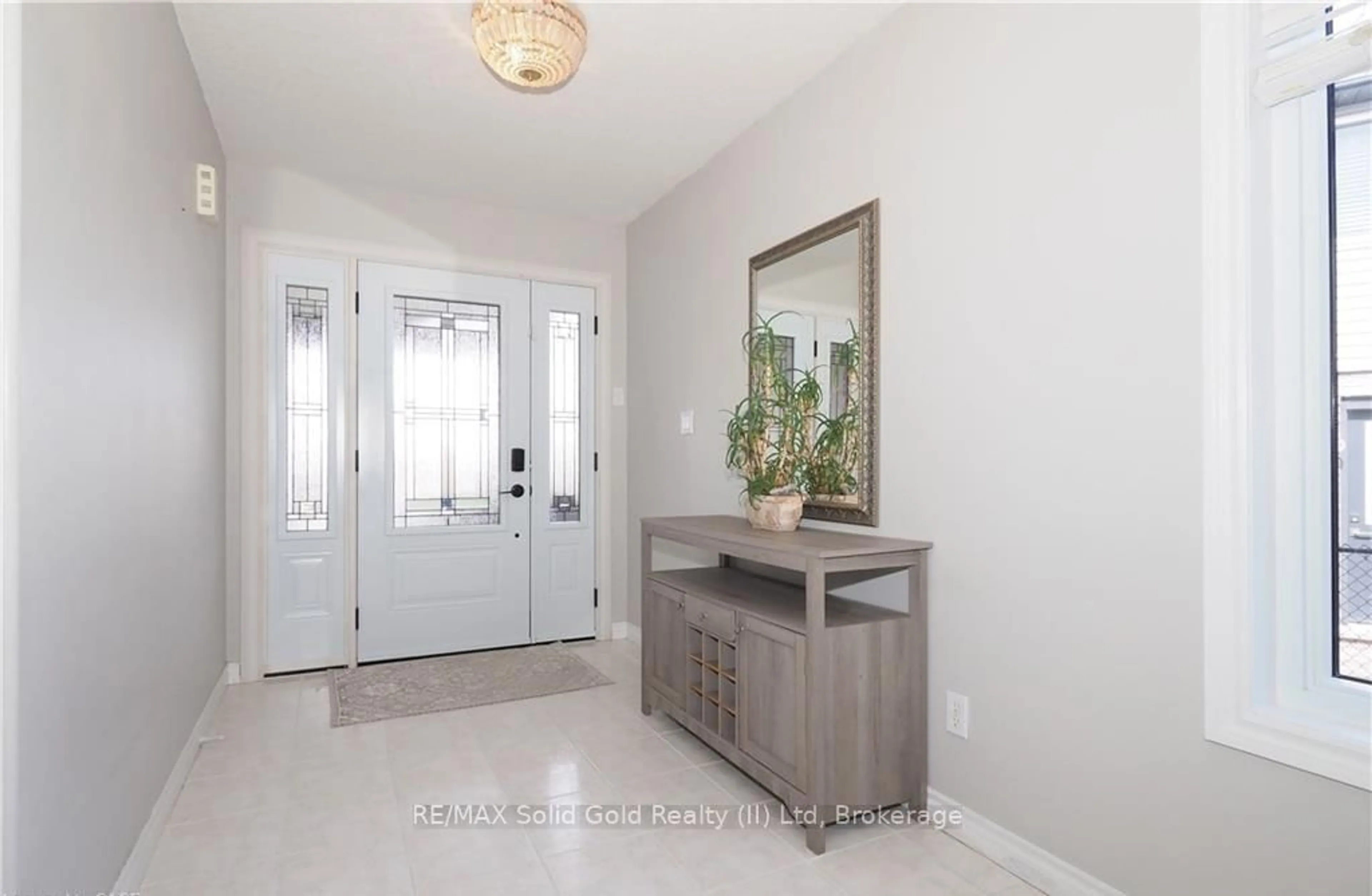 Indoor entryway for 40 Dineen Crt, Kitchener Ontario N2B 3X3