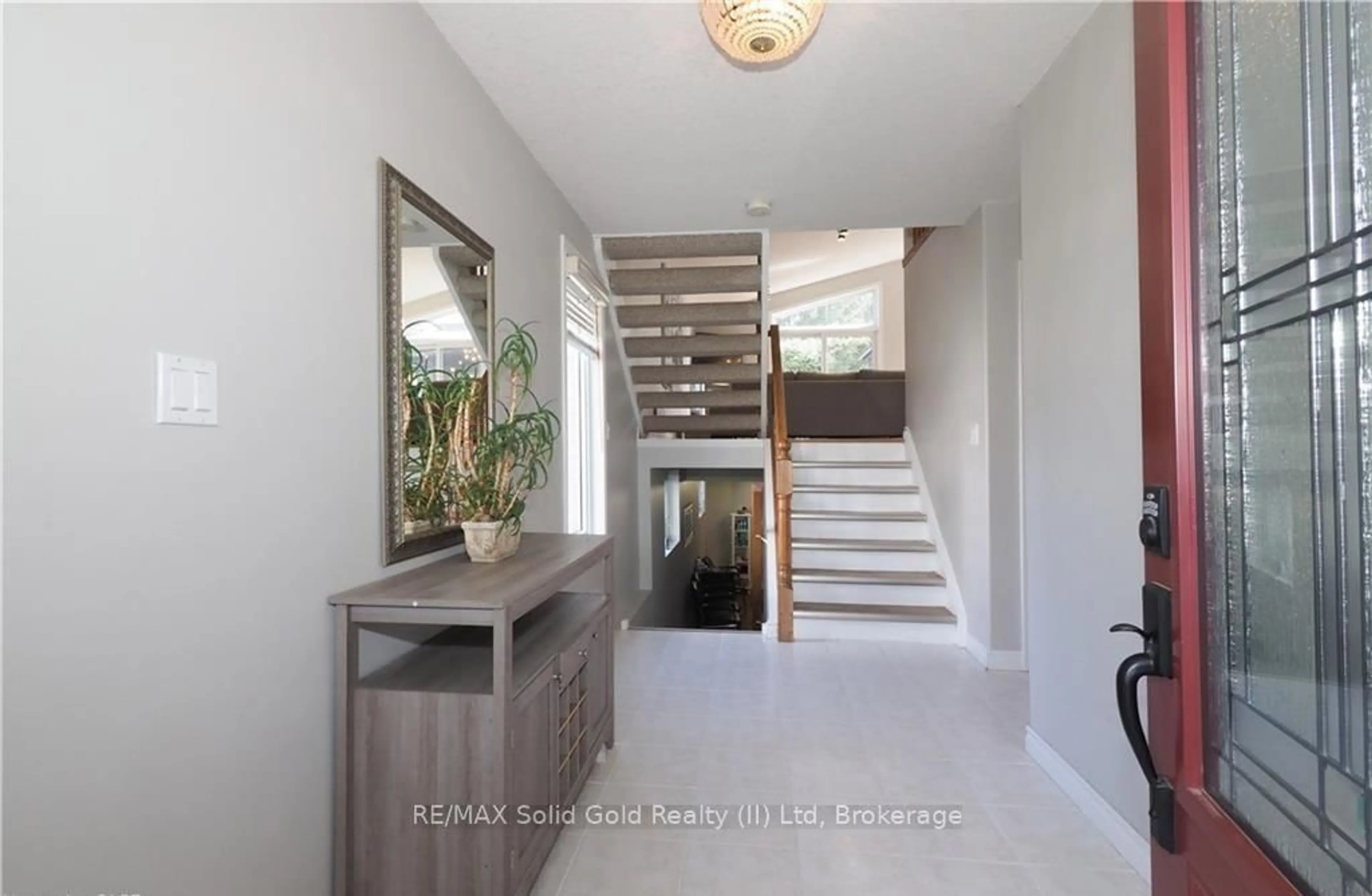 Indoor entryway for 40 Dineen Crt, Kitchener Ontario N2B 3X3