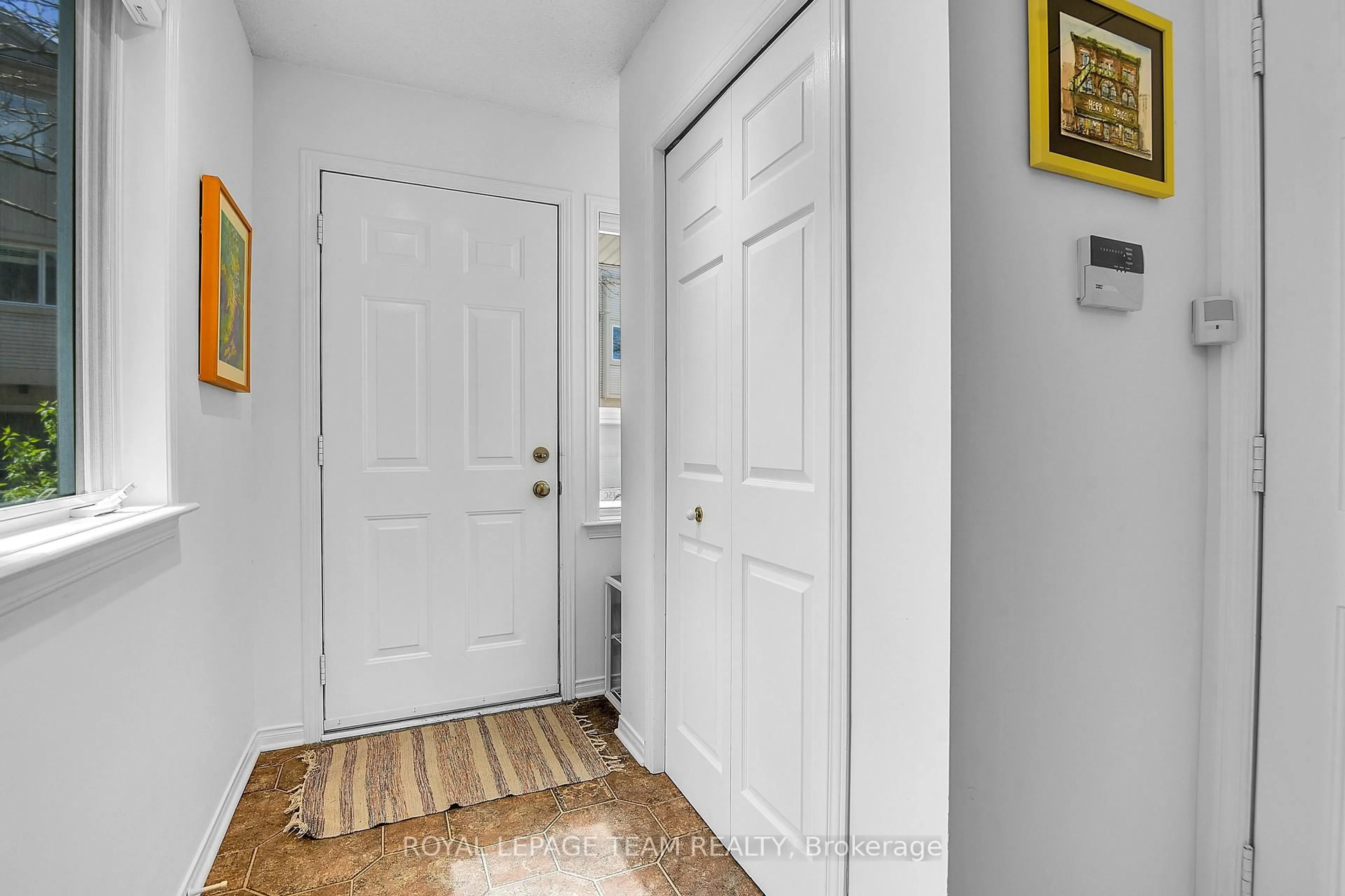 Indoor entryway for 15 Schoolhouse Private, Ottawa Ontario K1M 2J5