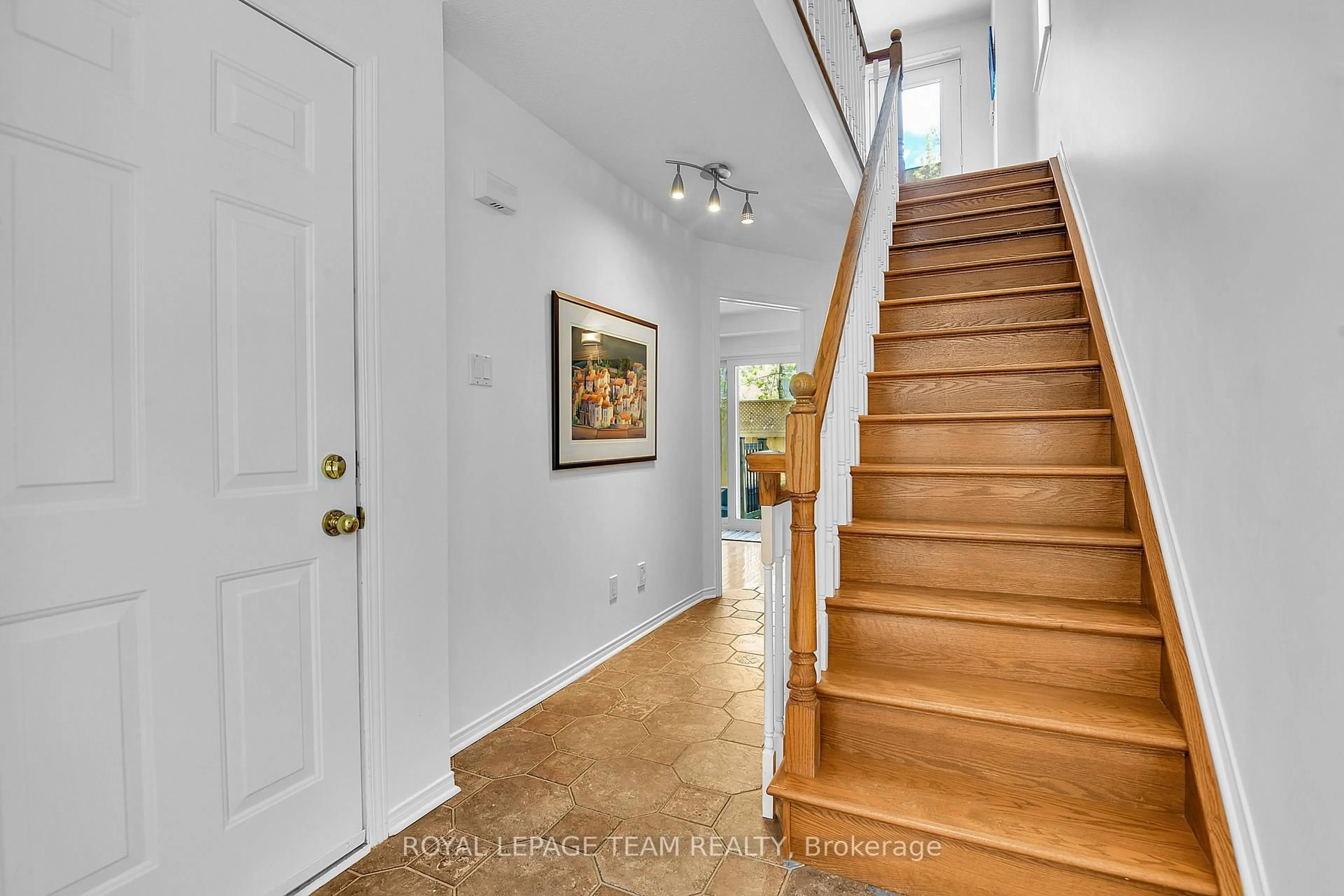 Indoor entryway for 15 Schoolhouse Private, Ottawa Ontario K1M 2J5